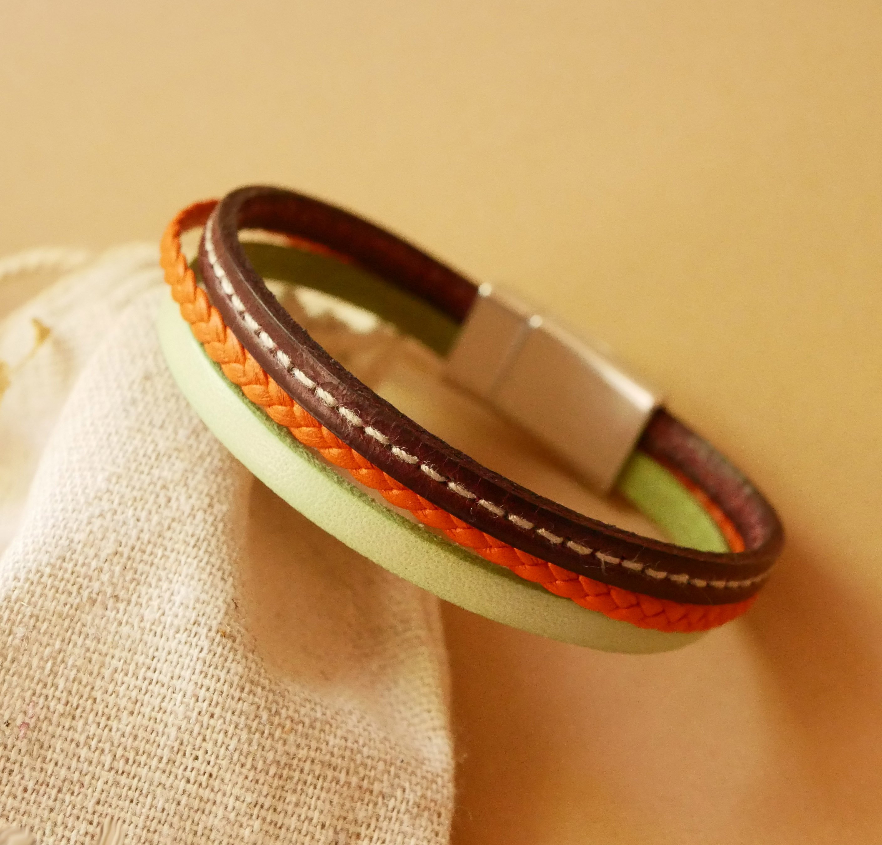 Multileather manchetarmband met amandel, oranje vlecht en bordeaux stiksel