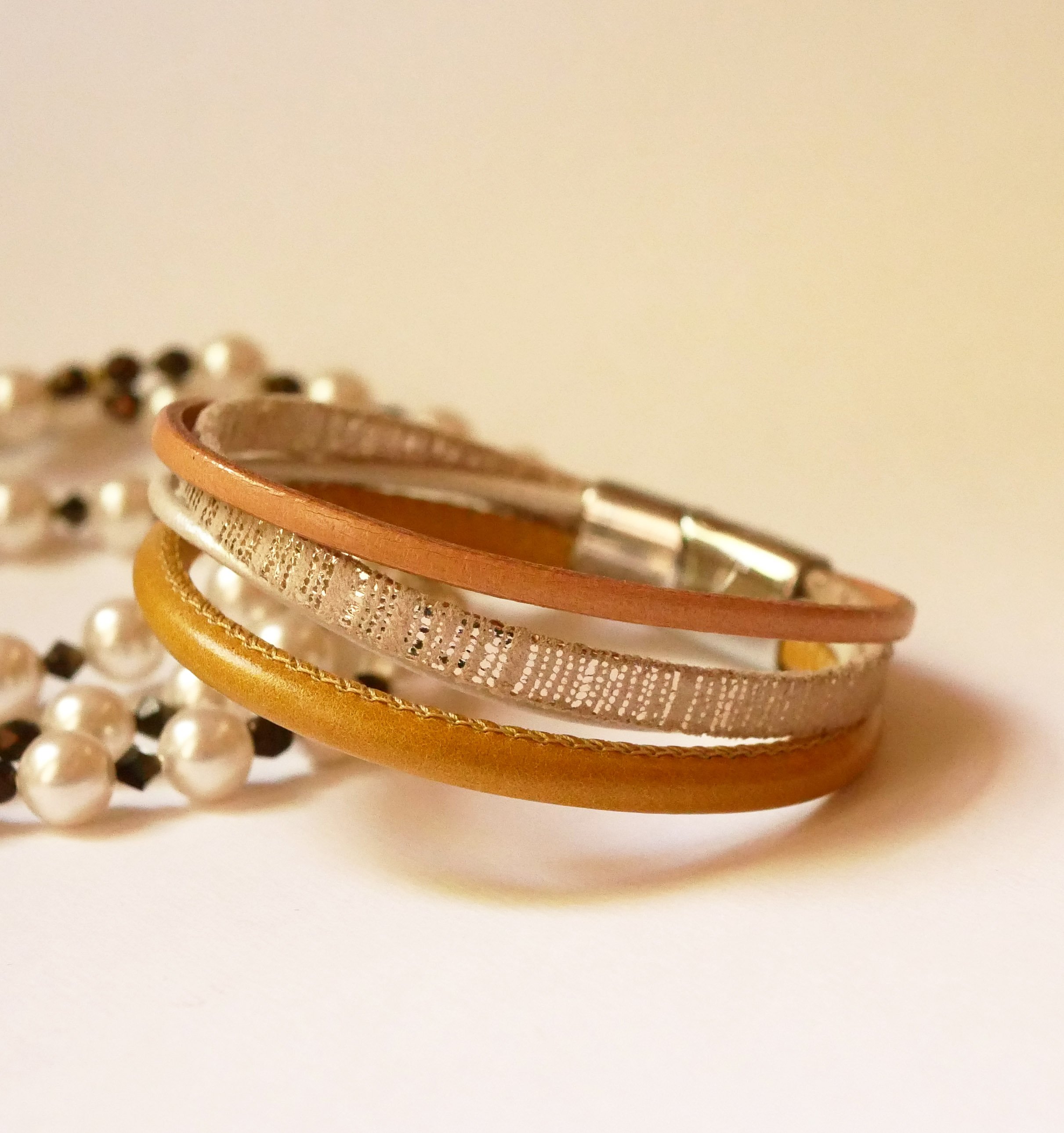 Beige en gouden manchetarmband van meervoudig leer