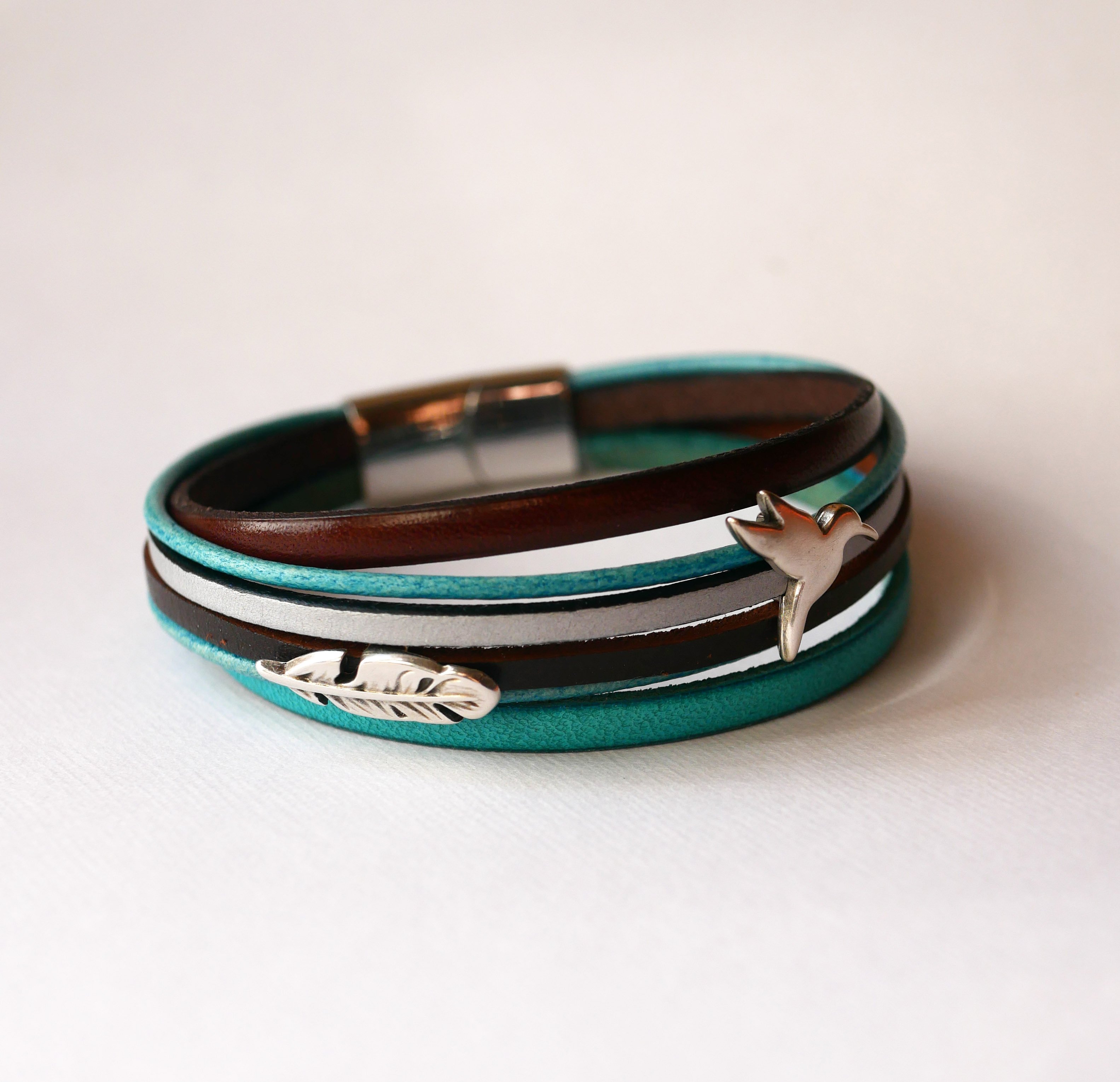 Turquoise en bruine manchet armband met 2 verzilverde lussen