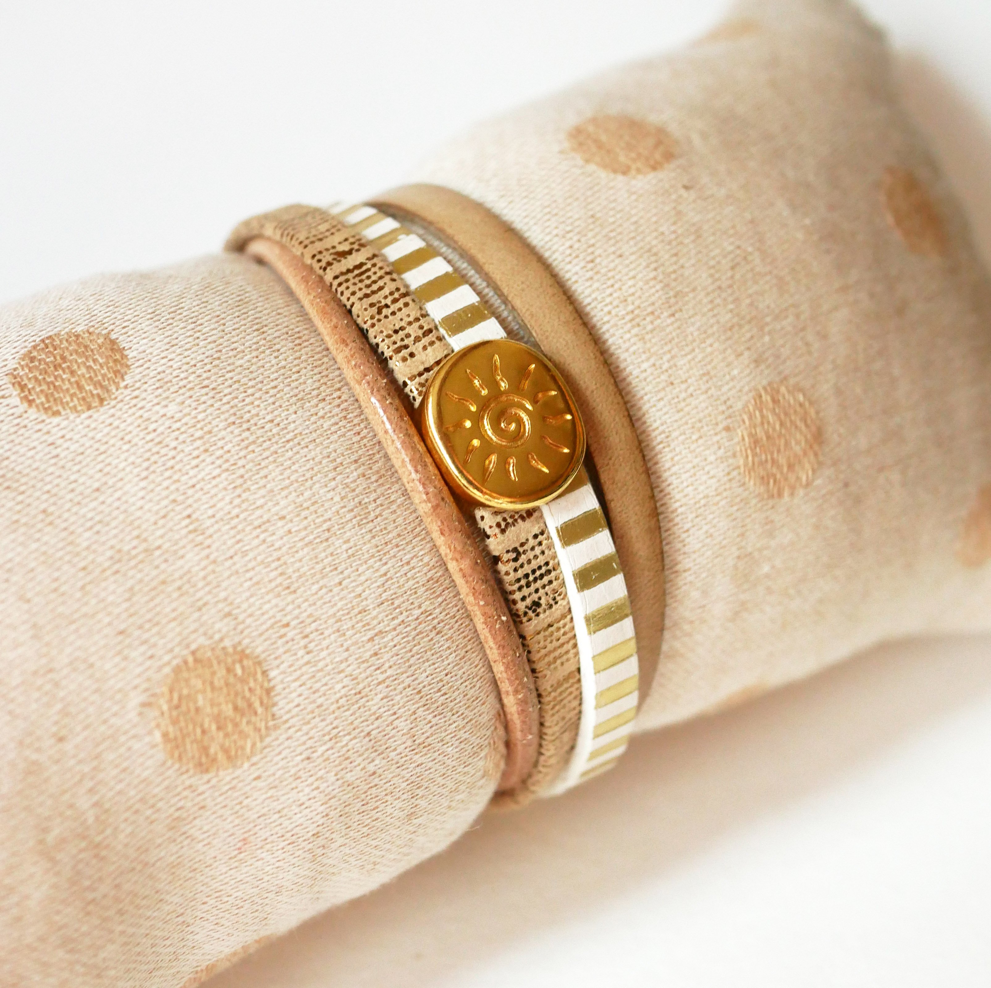 Leren manchetarmband met meerdere schakels en goudkleurige sunray lus