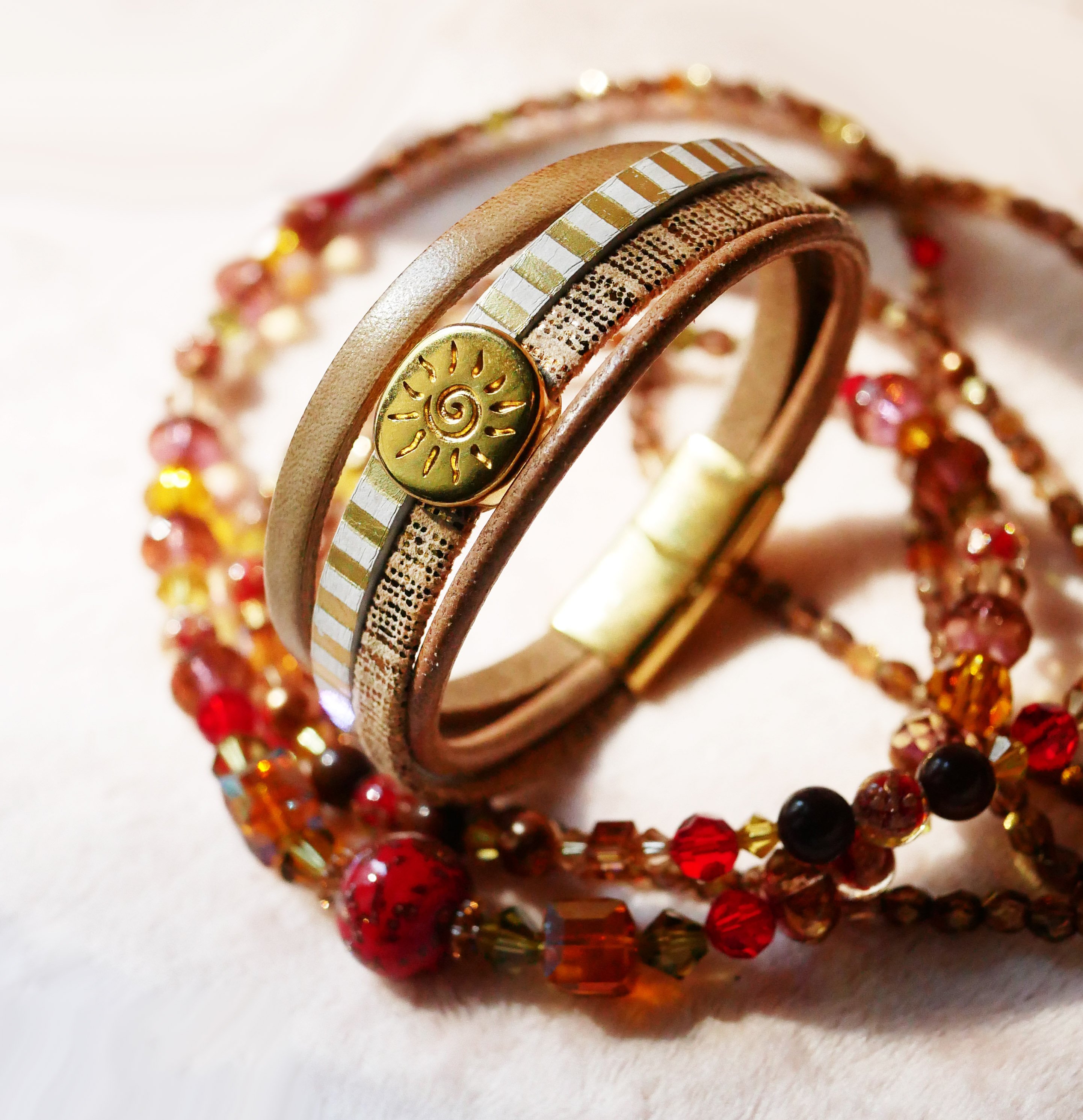 Leren manchetarmband met meerdere schakels en goudkleurige sunray lus