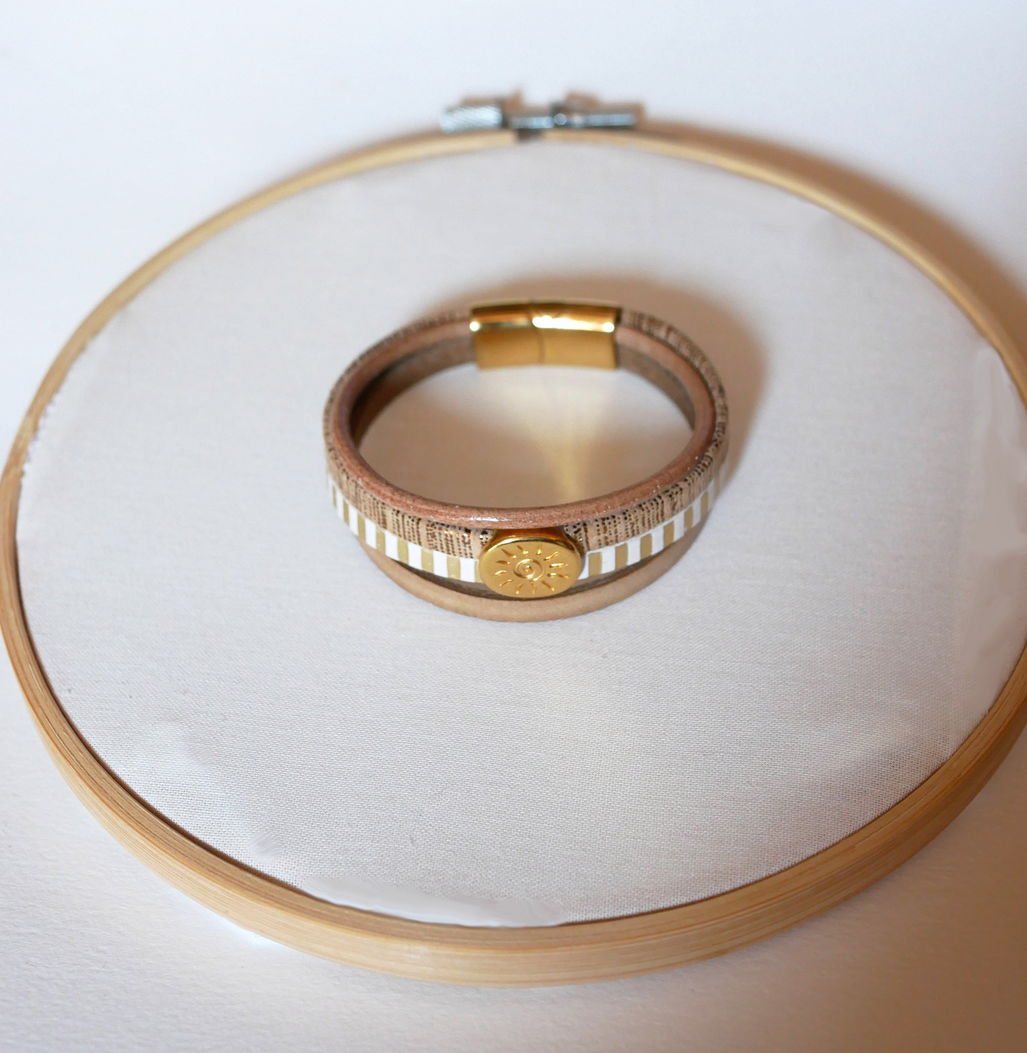 Leren manchetarmband met meerdere schakels en goudkleurige sunray lus