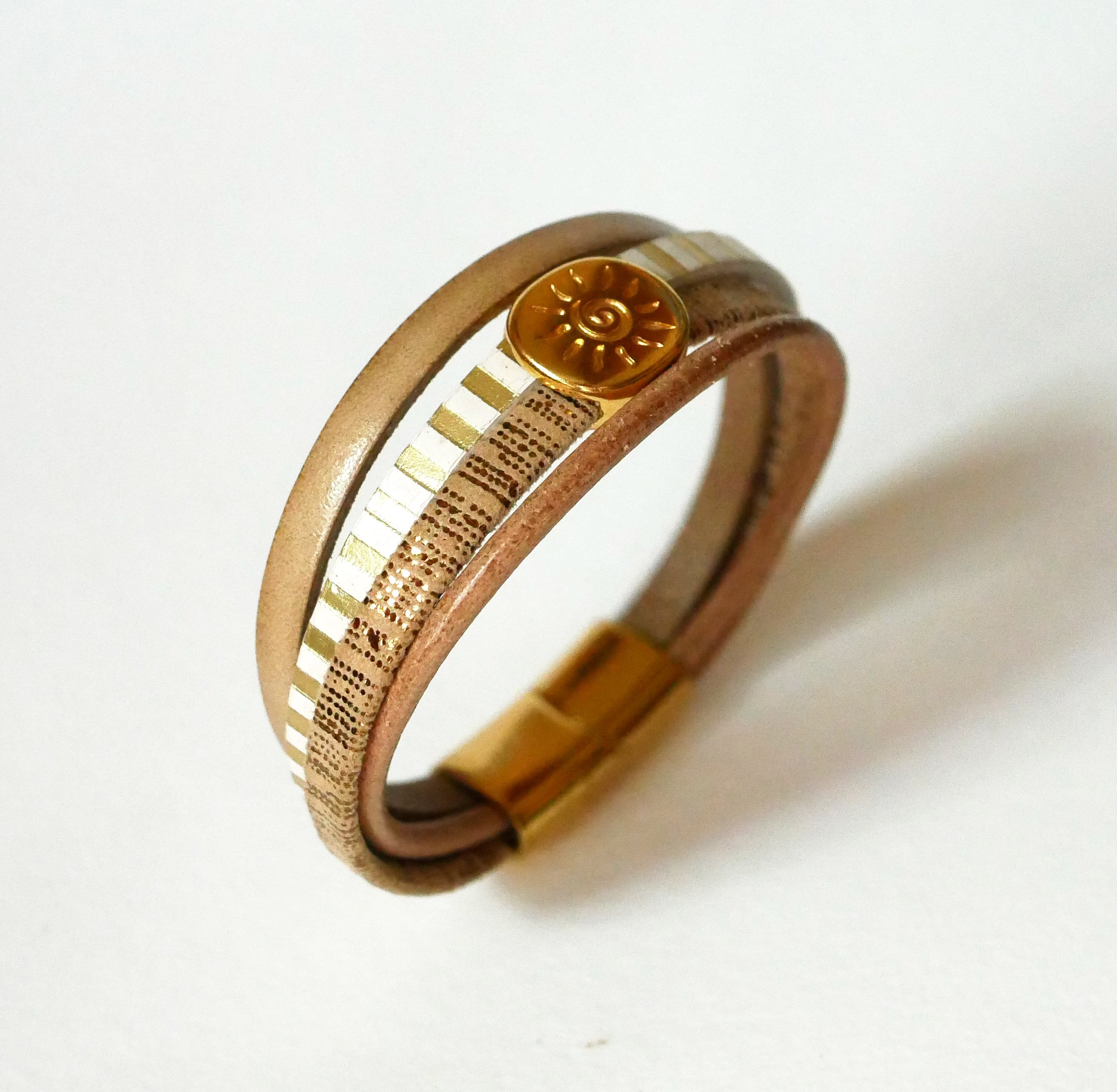 Leren manchetarmband met meerdere schakels en goudkleurige sunray lus