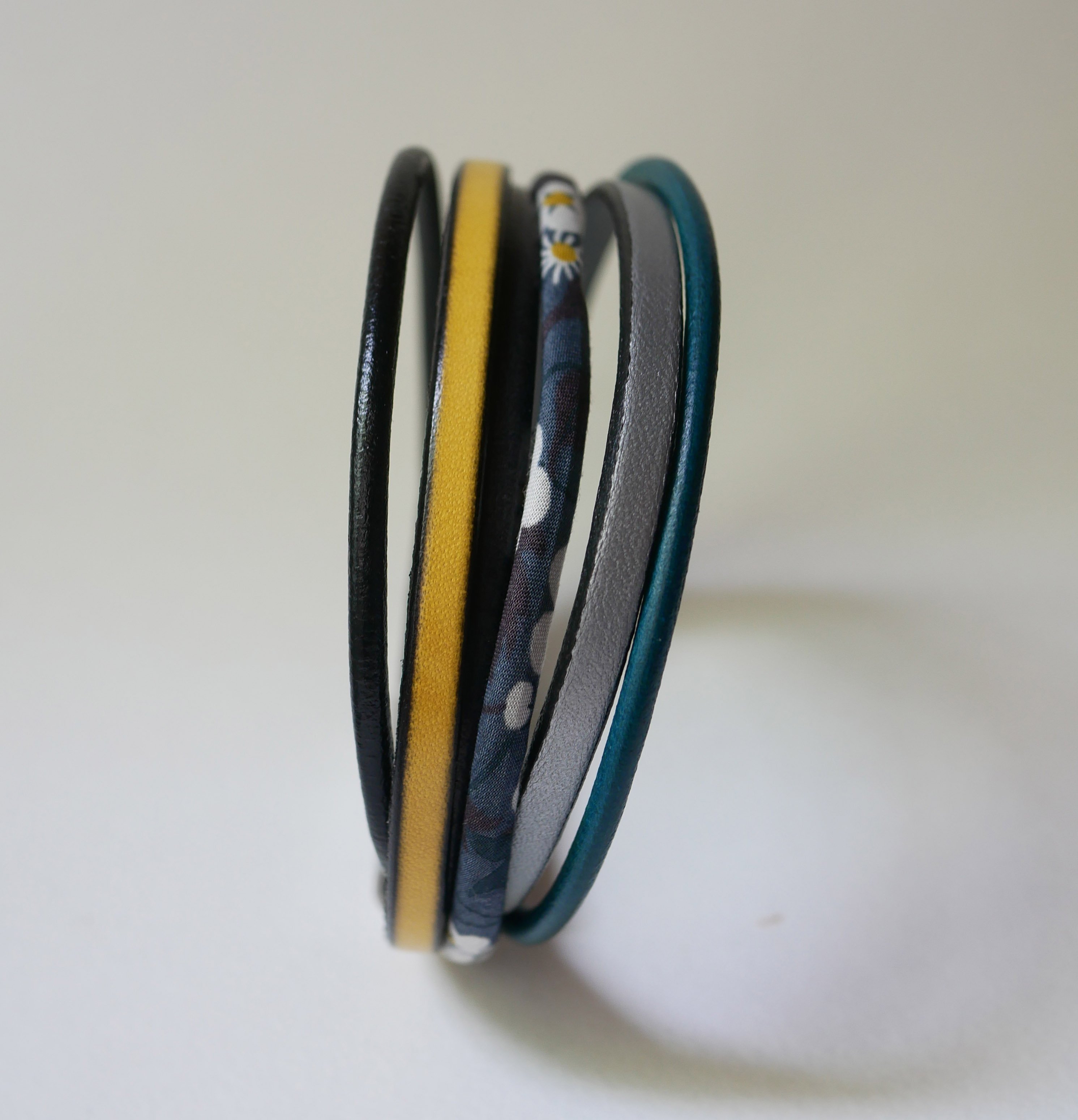 Meerrijige lederen en antracietgrijze Liberty koord manchet armband