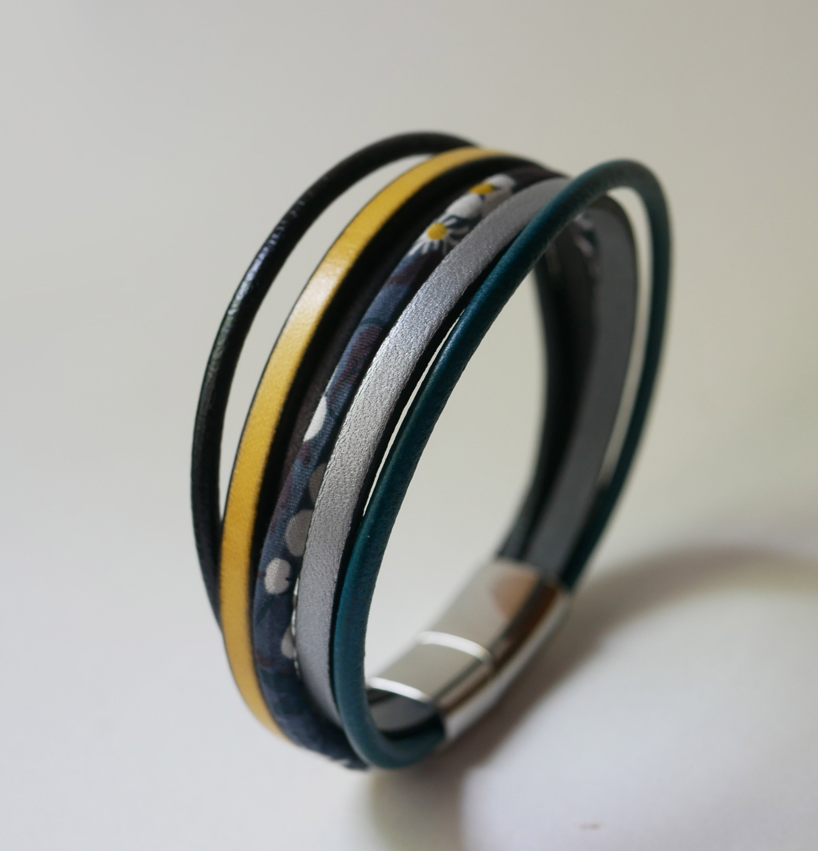 Meerrijige lederen en antracietgrijze Liberty koord manchet armband