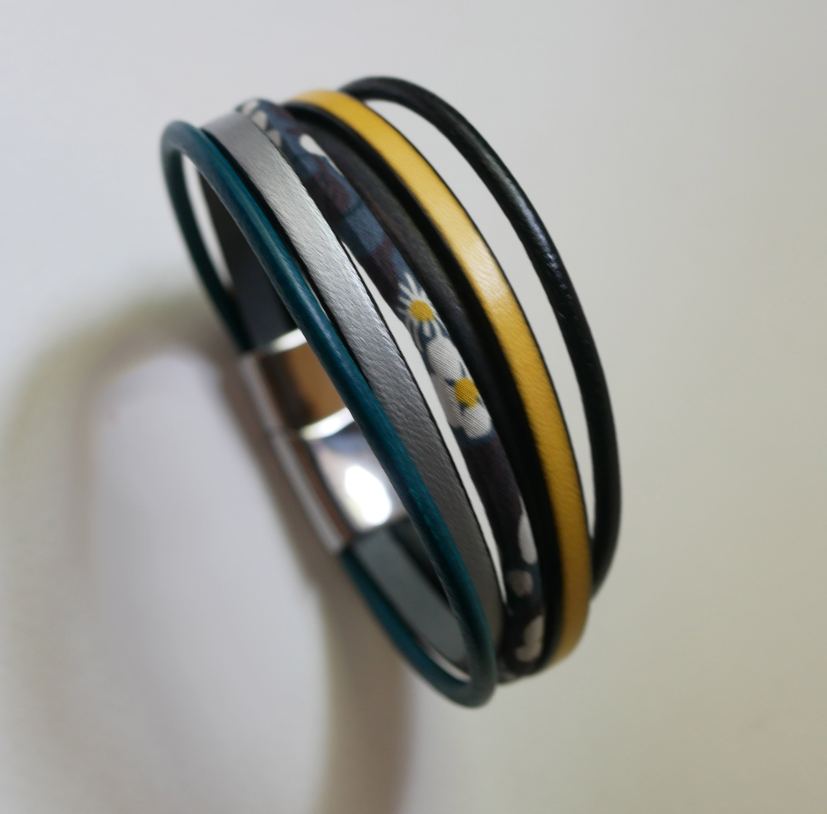 Meerrijige lederen en antracietgrijze Liberty koord manchet armband