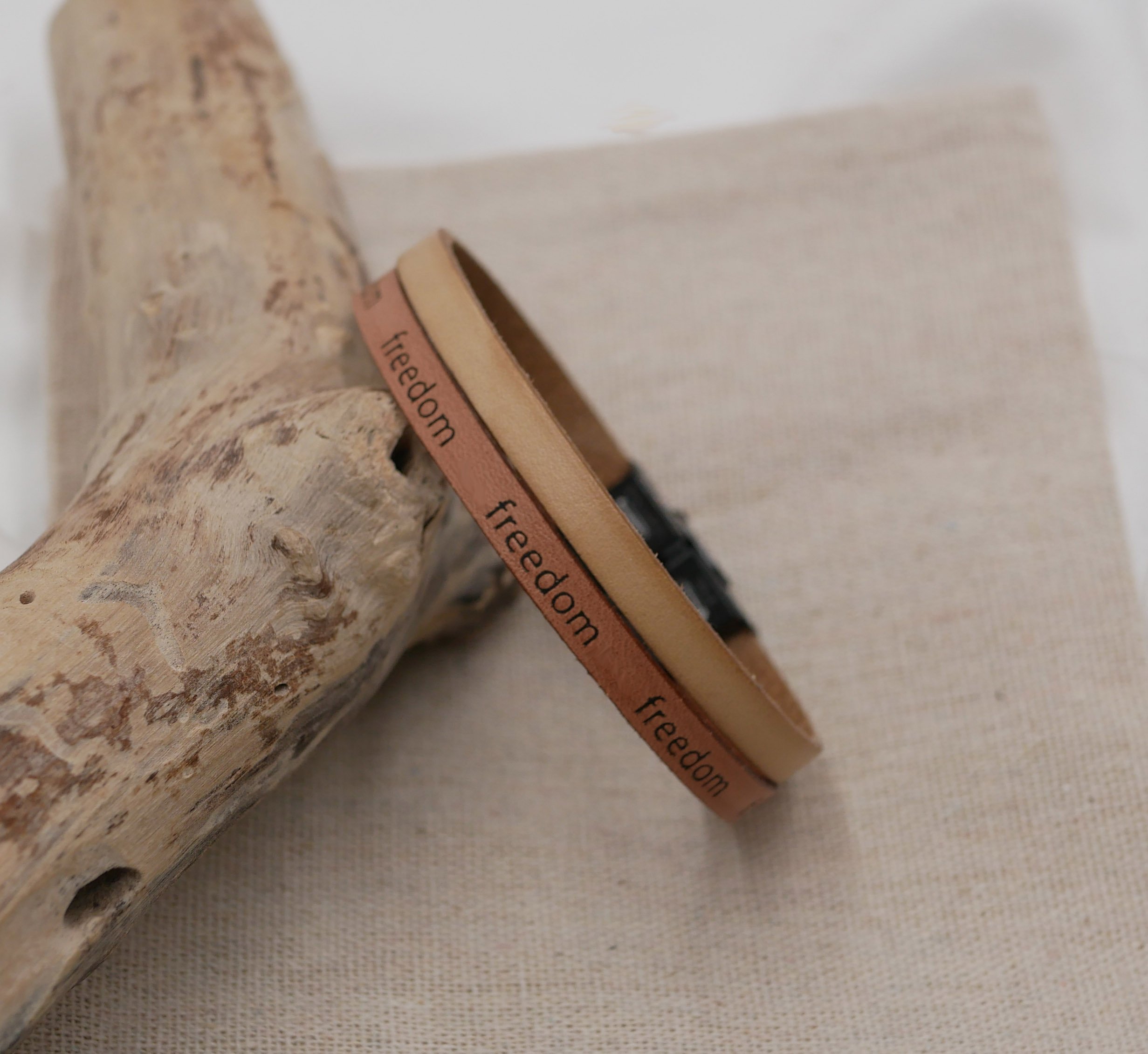 Gemengde armband van twee leer in natuurlijk beige Vrijheid graveren om te personaliseren