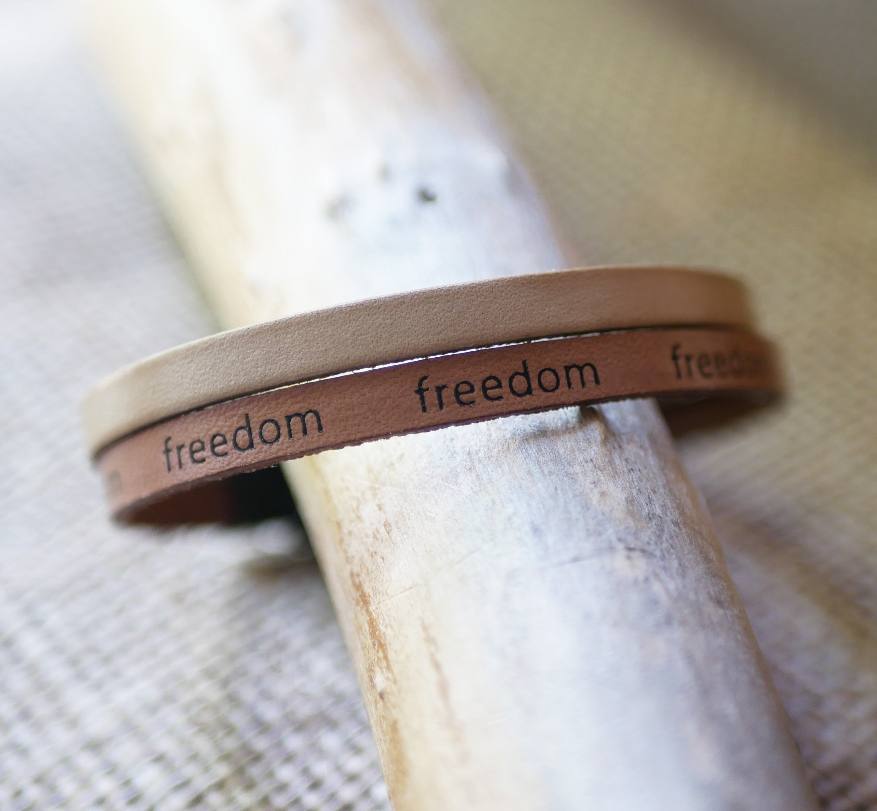 Gemengde armband van twee leer in natuurlijk beige Vrijheid graveren om te personaliseren
