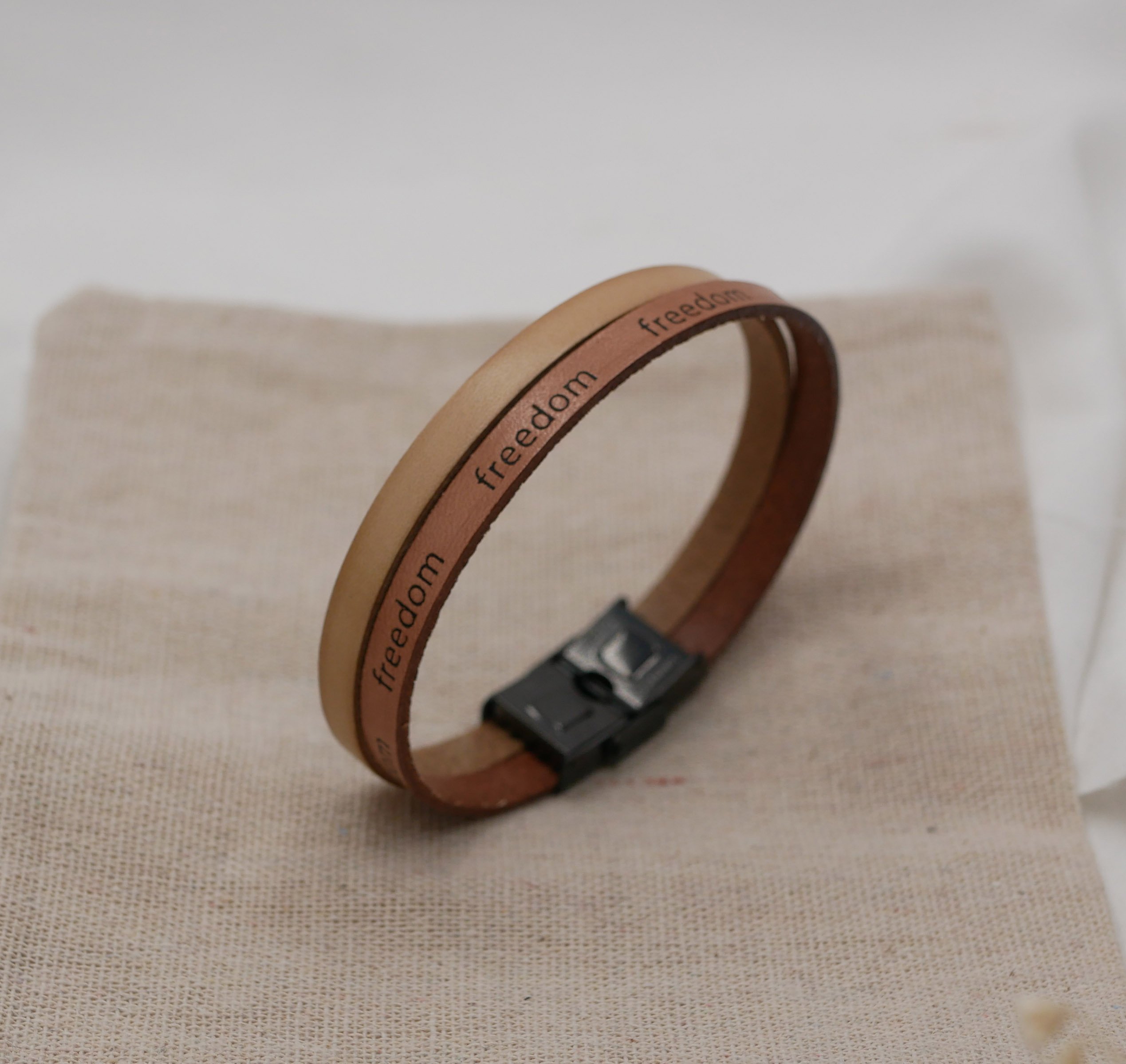 Gemengde armband van twee leer in natuurlijk beige Vrijheid graveren om te personaliseren