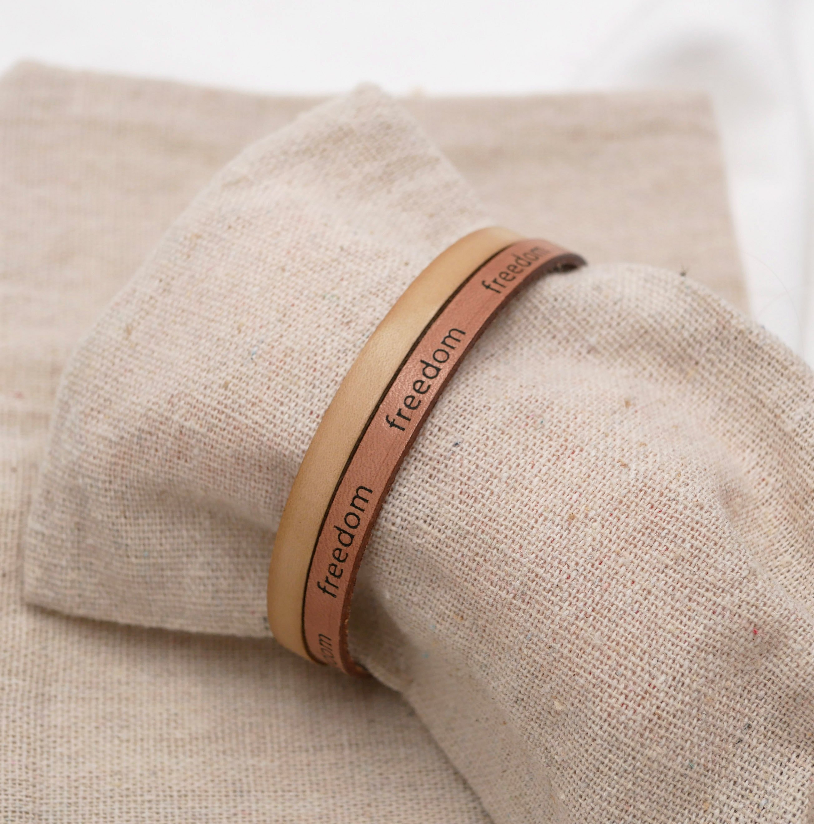 Gemengde armband van twee leer in natuurlijk beige Vrijheid graveren om te personaliseren