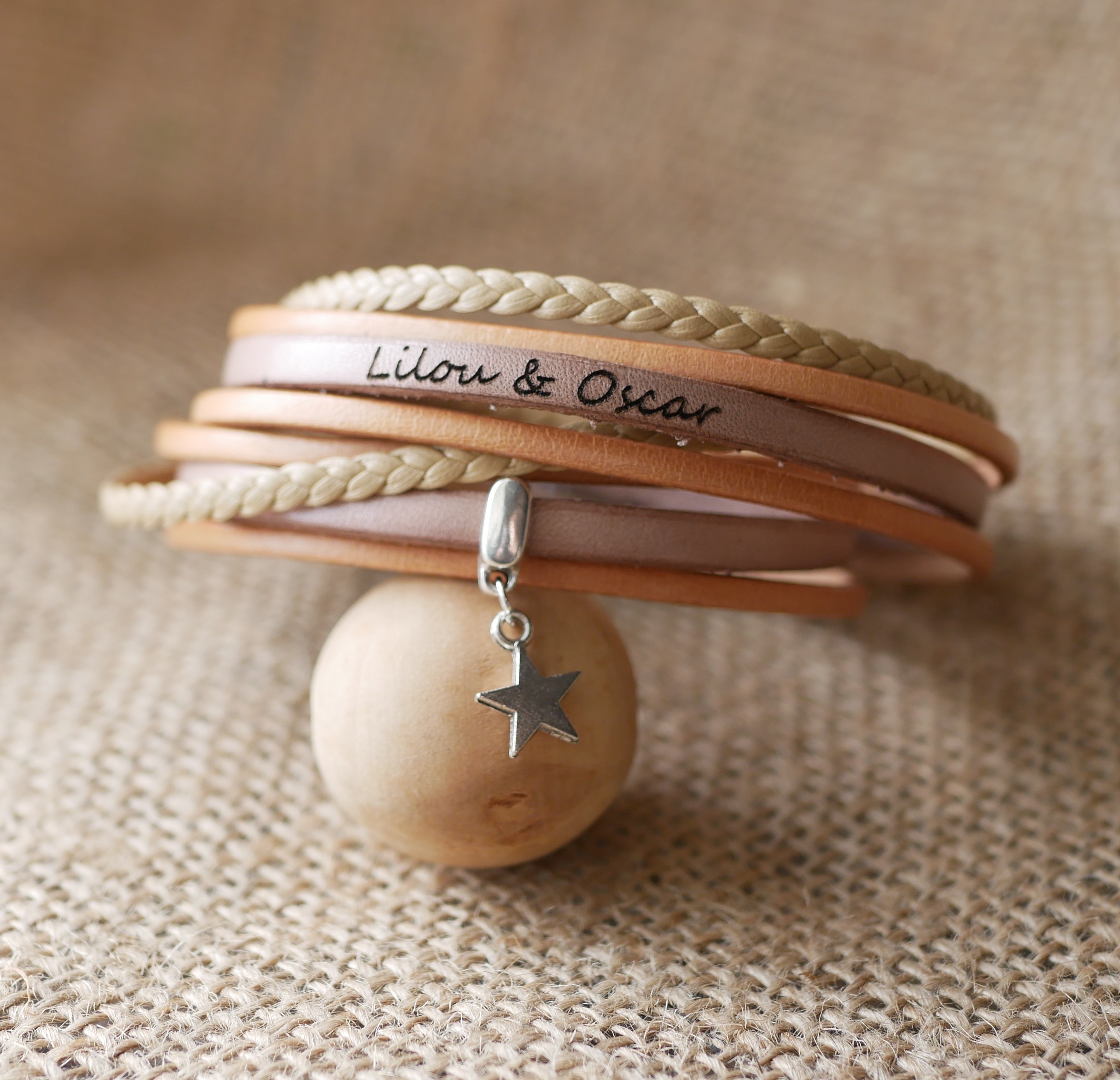Aanpasbare multi lederen armband met beige hanger 