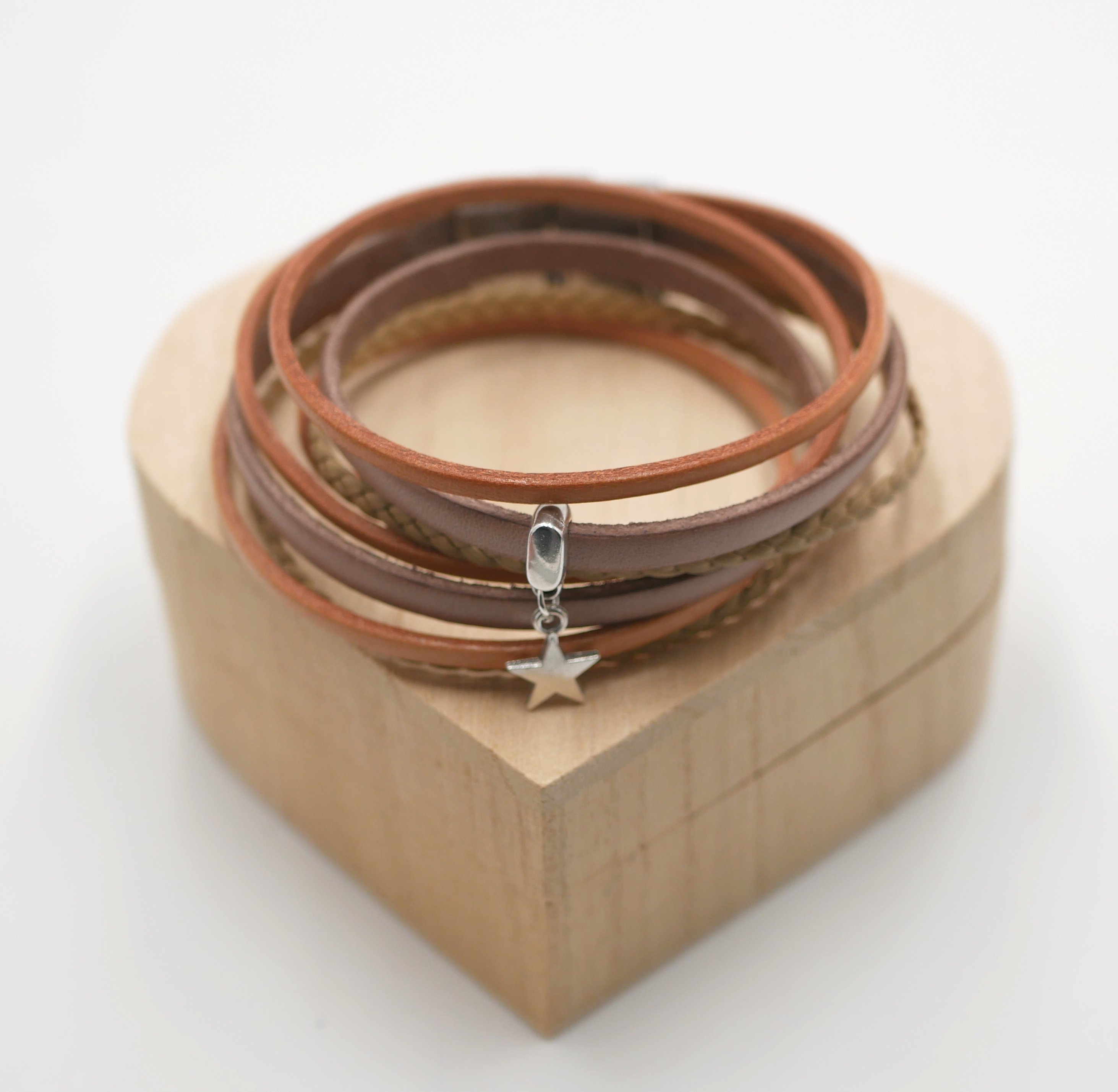 Aanpasbare multi lederen armband met beige hanger 