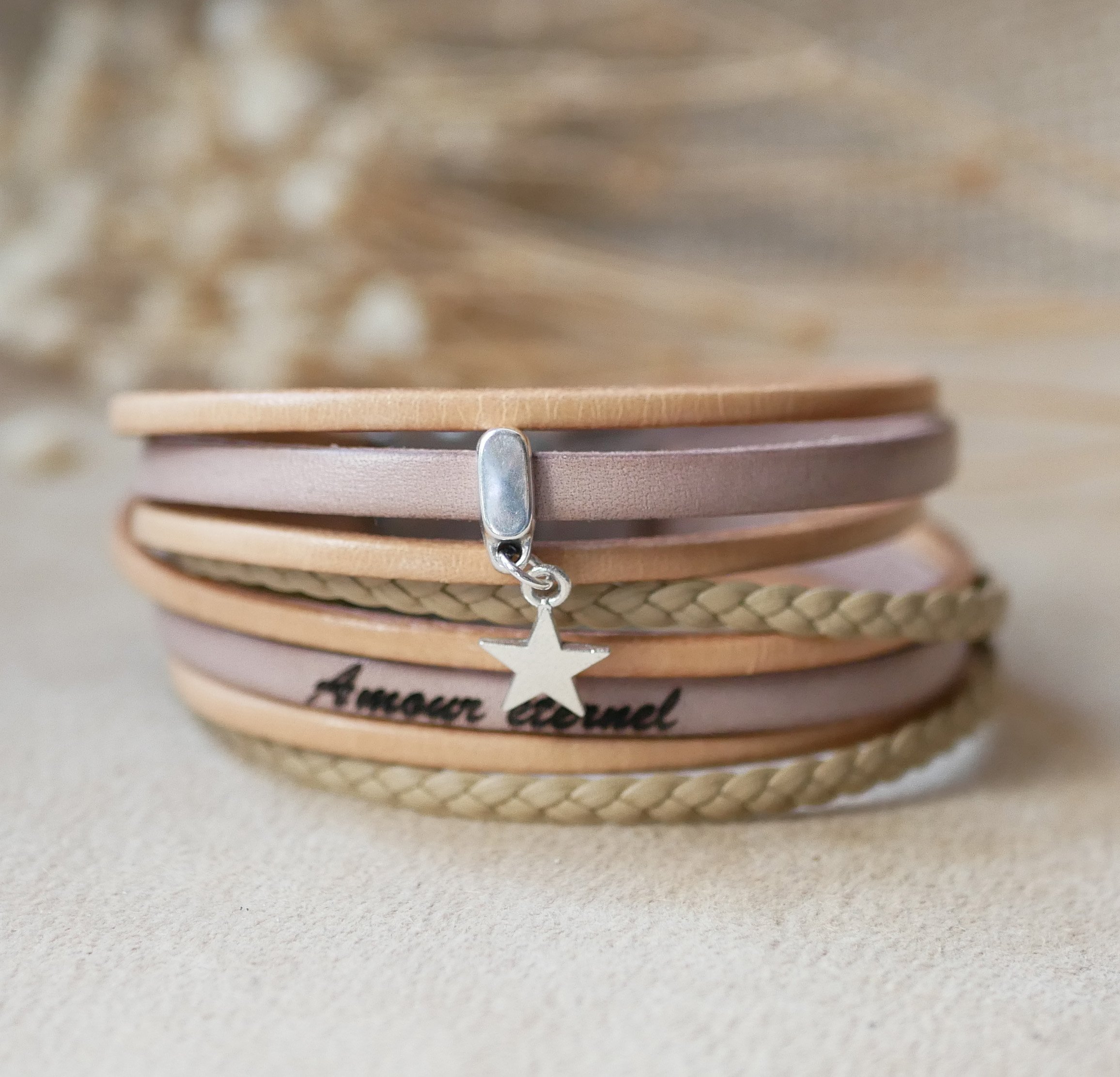Aanpasbare multi lederen armband met beige hanger 