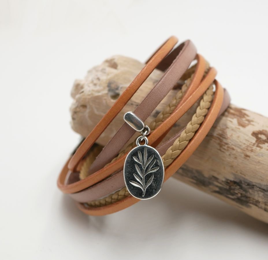 Aanpasbare multi lederen armband met beige hanger 