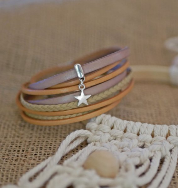 Aanpasbare multi lederen armband met beige hanger 