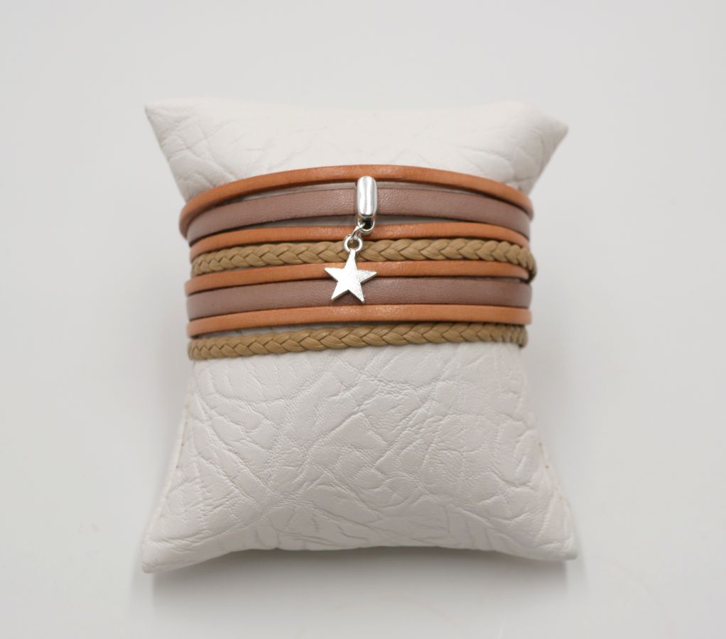 Aanpasbare multi lederen armband met beige hanger 