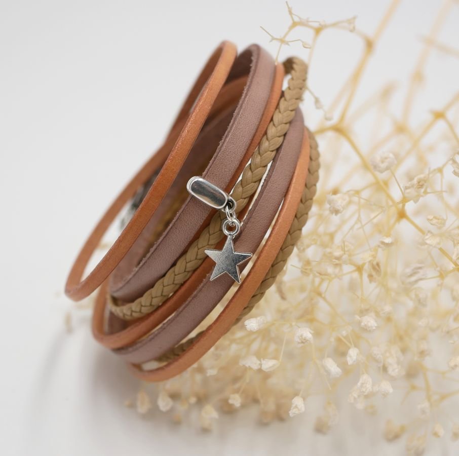 Aanpasbare multi lederen armband met beige hanger 