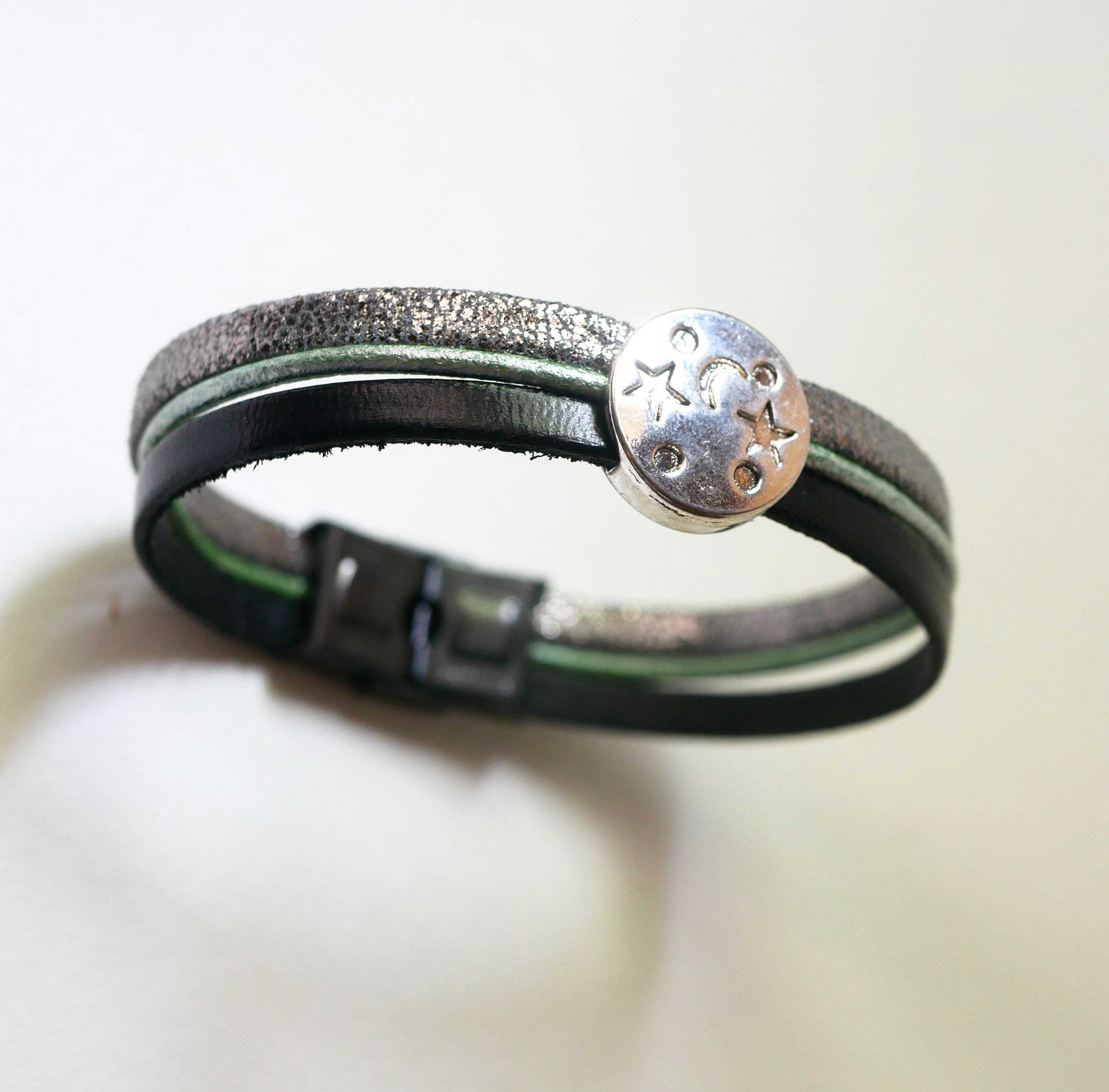 Zilveren, groene en zwarte cabochon maanster leren multi-link armband