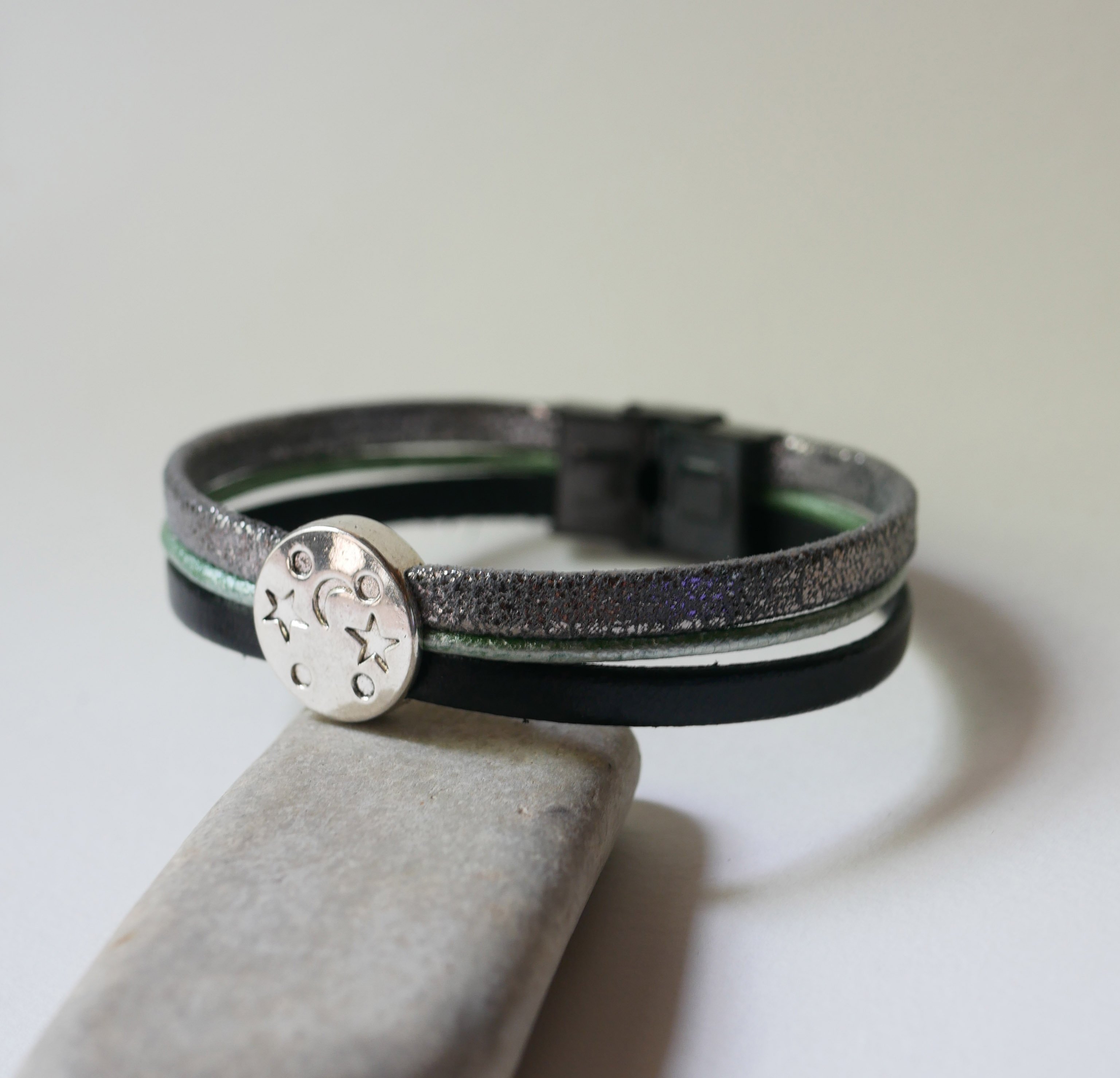 Zilveren, groene en zwarte cabochon maanster leren multi-link armband