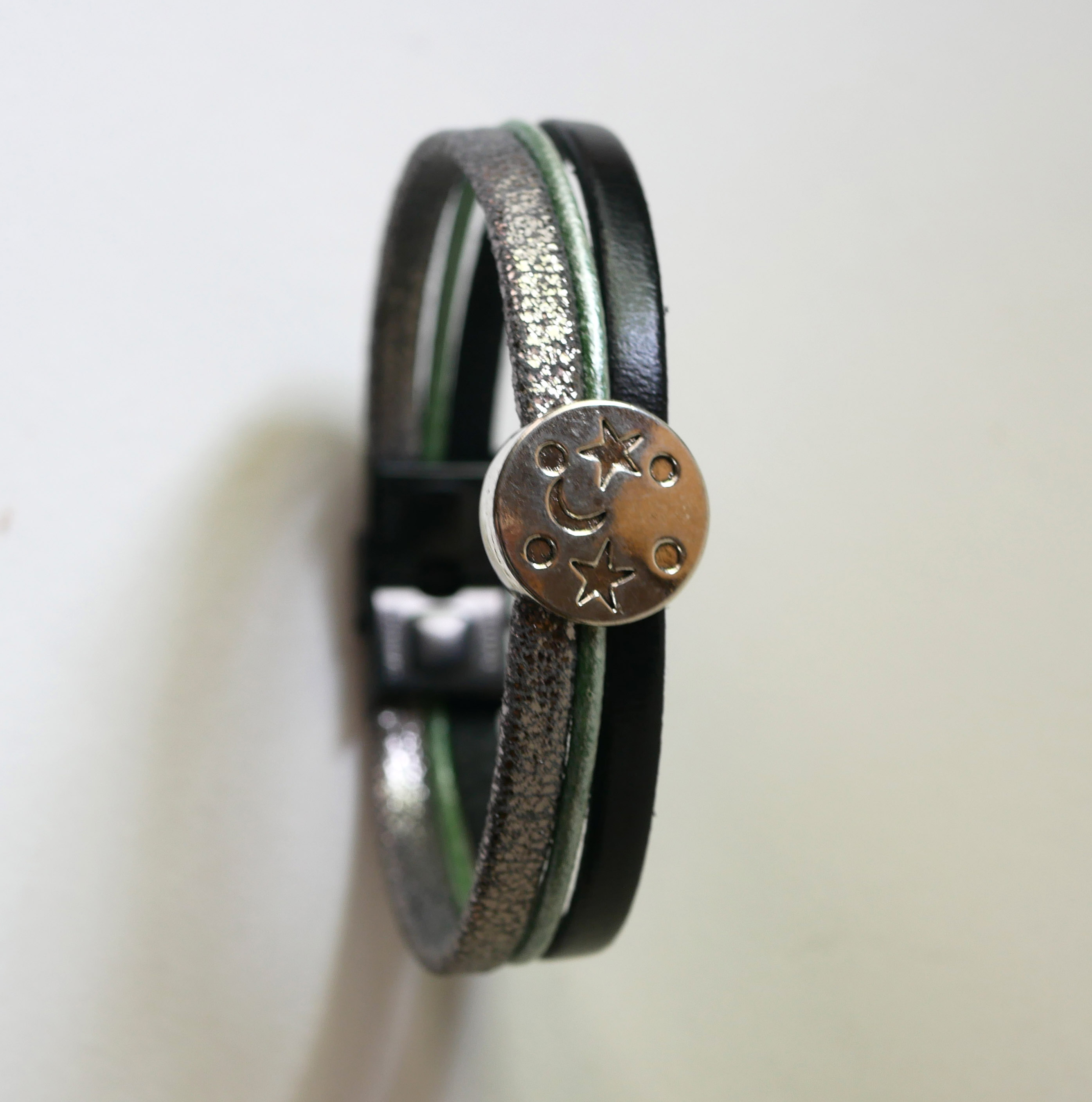 Zilveren, groene en zwarte cabochon maanster leren multi-link armband