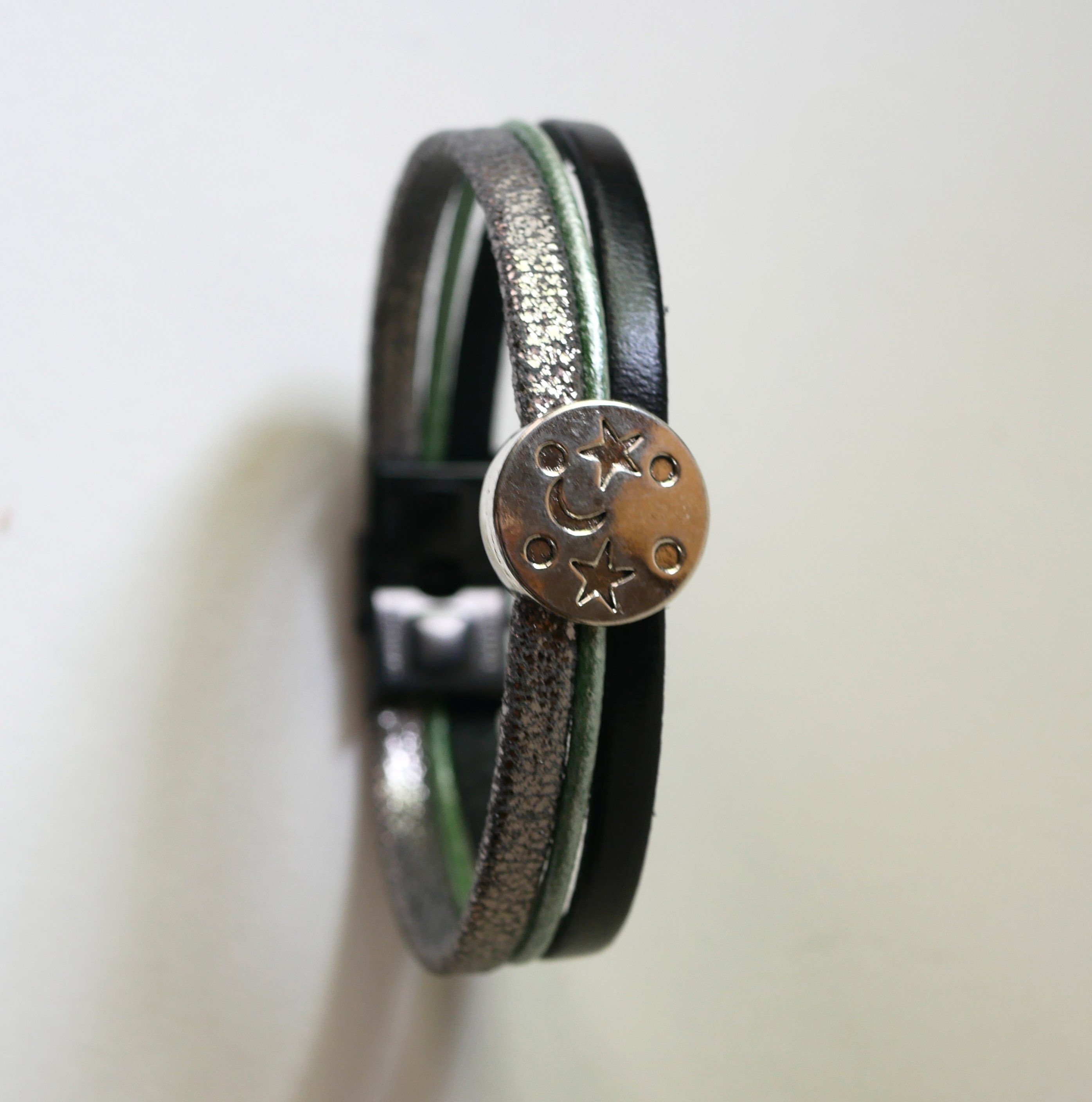 Zilveren, groene en zwarte cabochon maanster leren multi-link armband