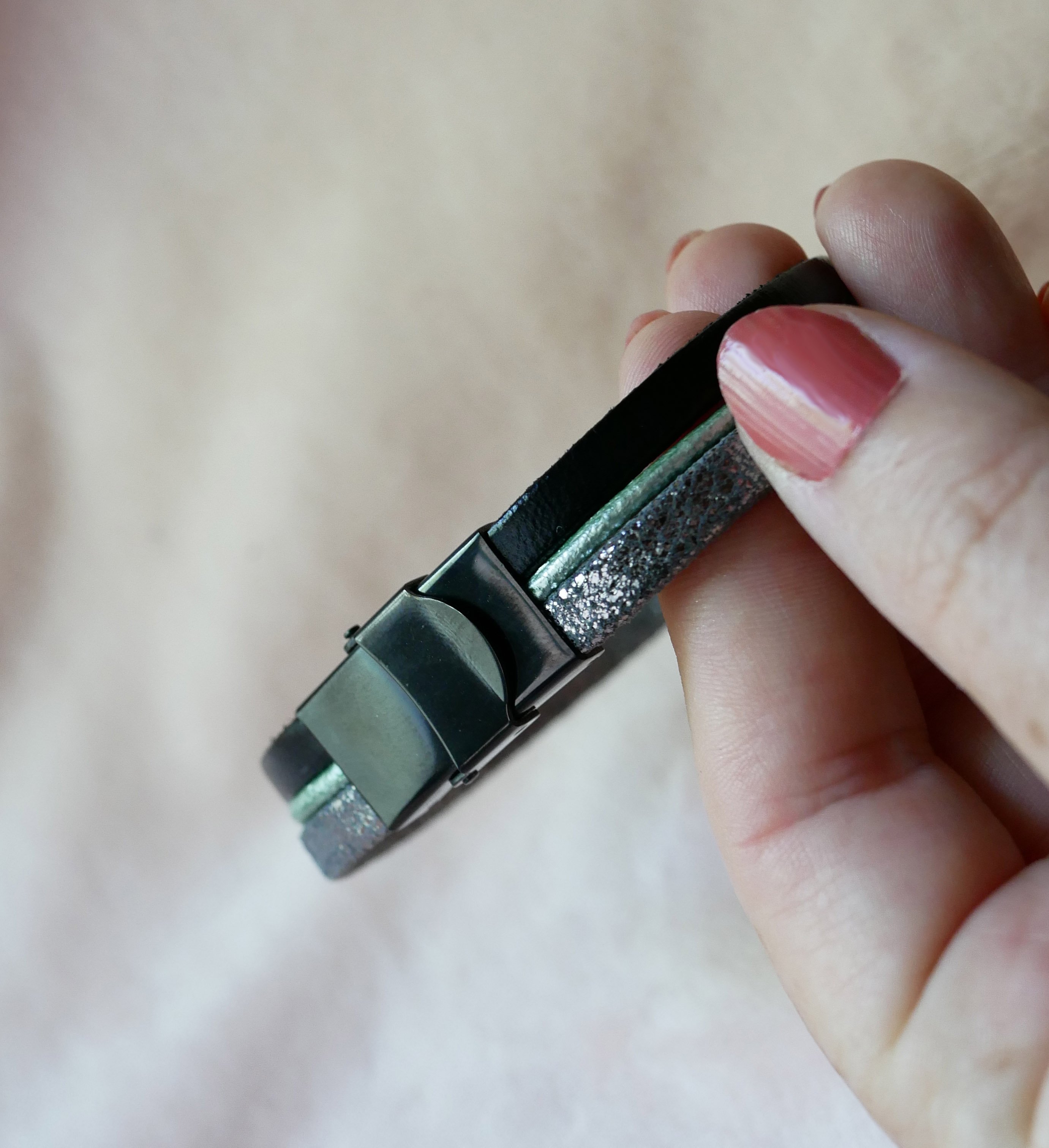 Zilveren, groene en zwarte cabochon maanster leren multi-link armband