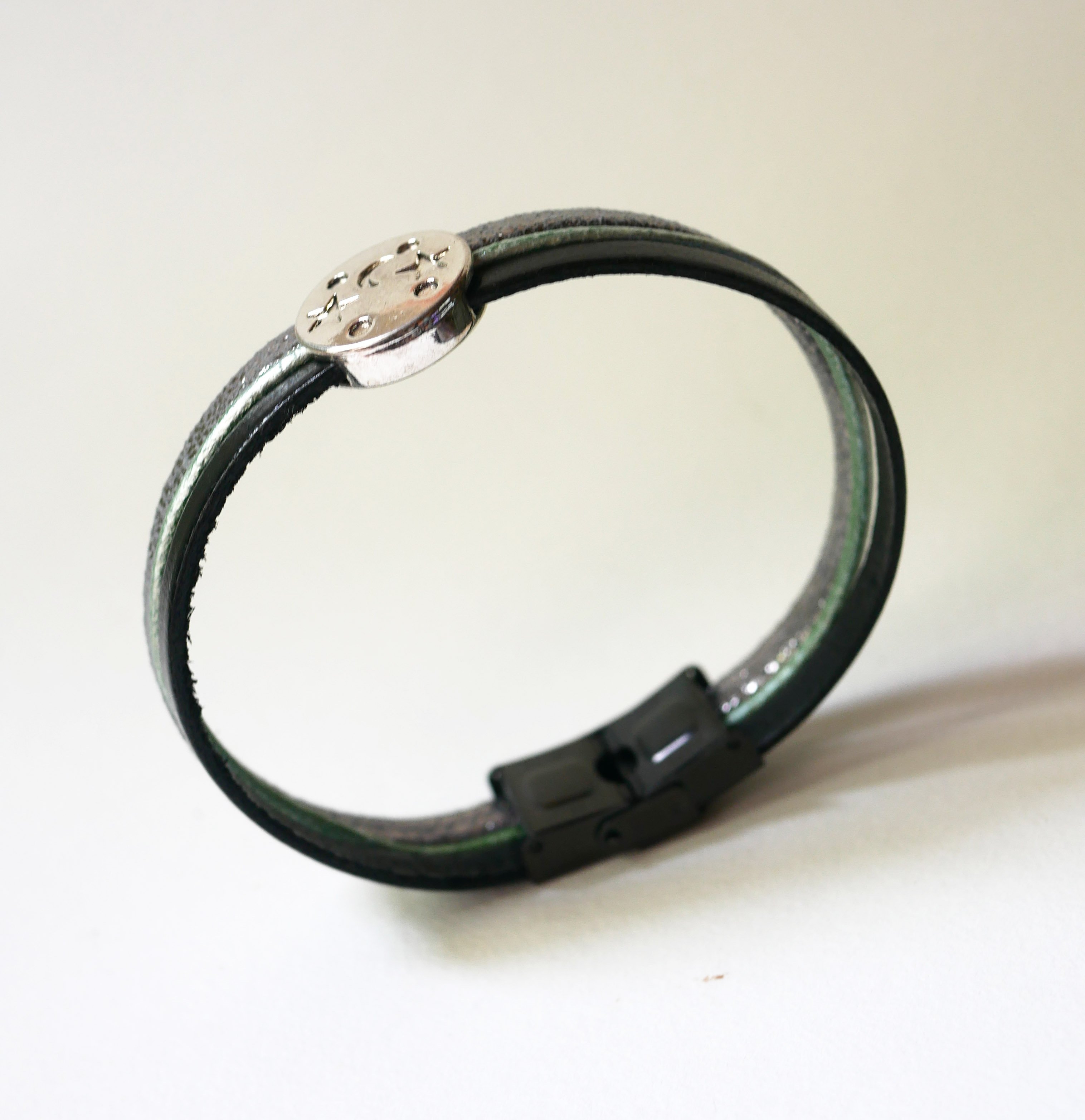 Zilveren, groene en zwarte cabochon maanster leren multi-link armband