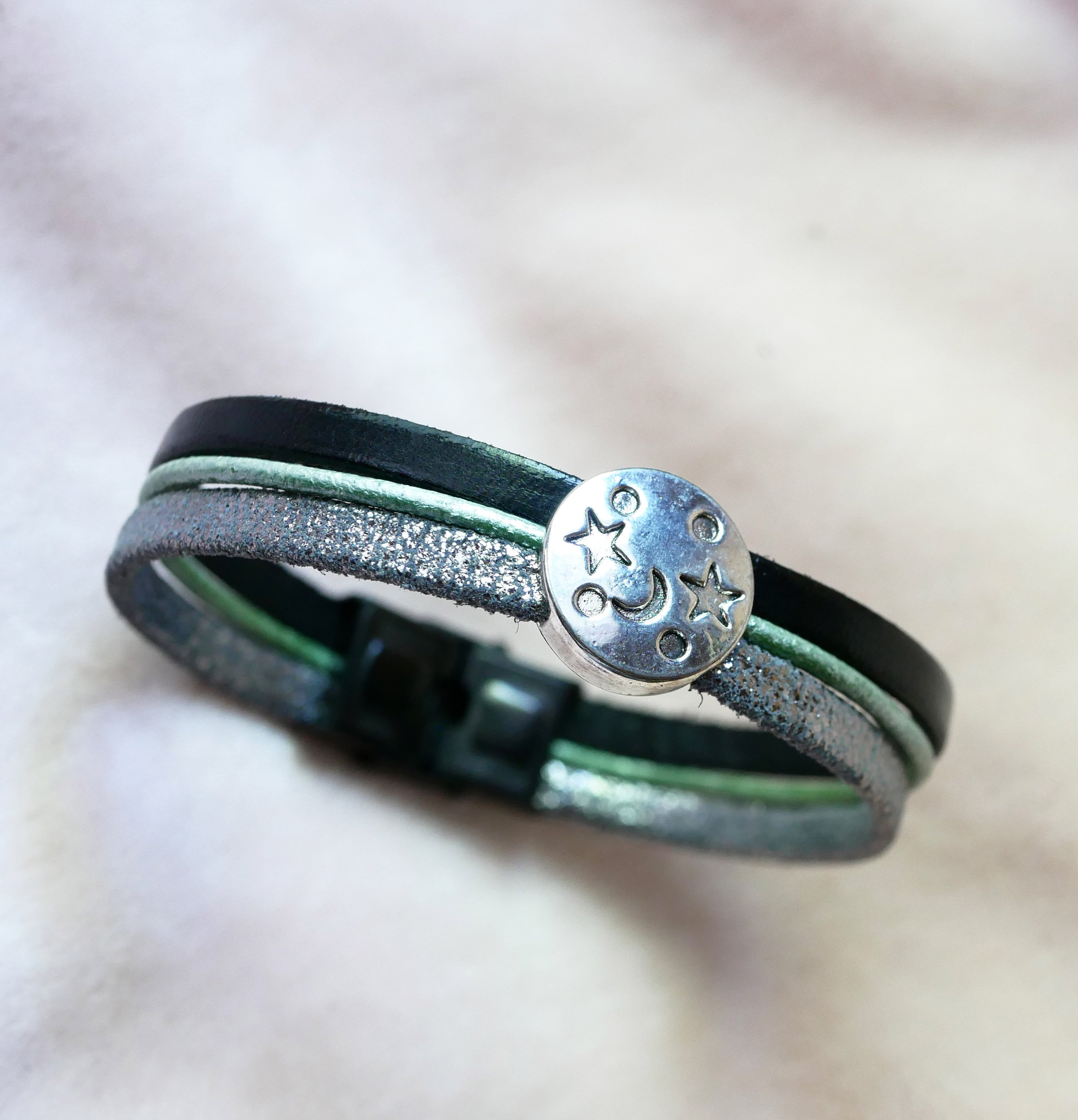 Zilveren, groene en zwarte cabochon maanster leren multi-link armband