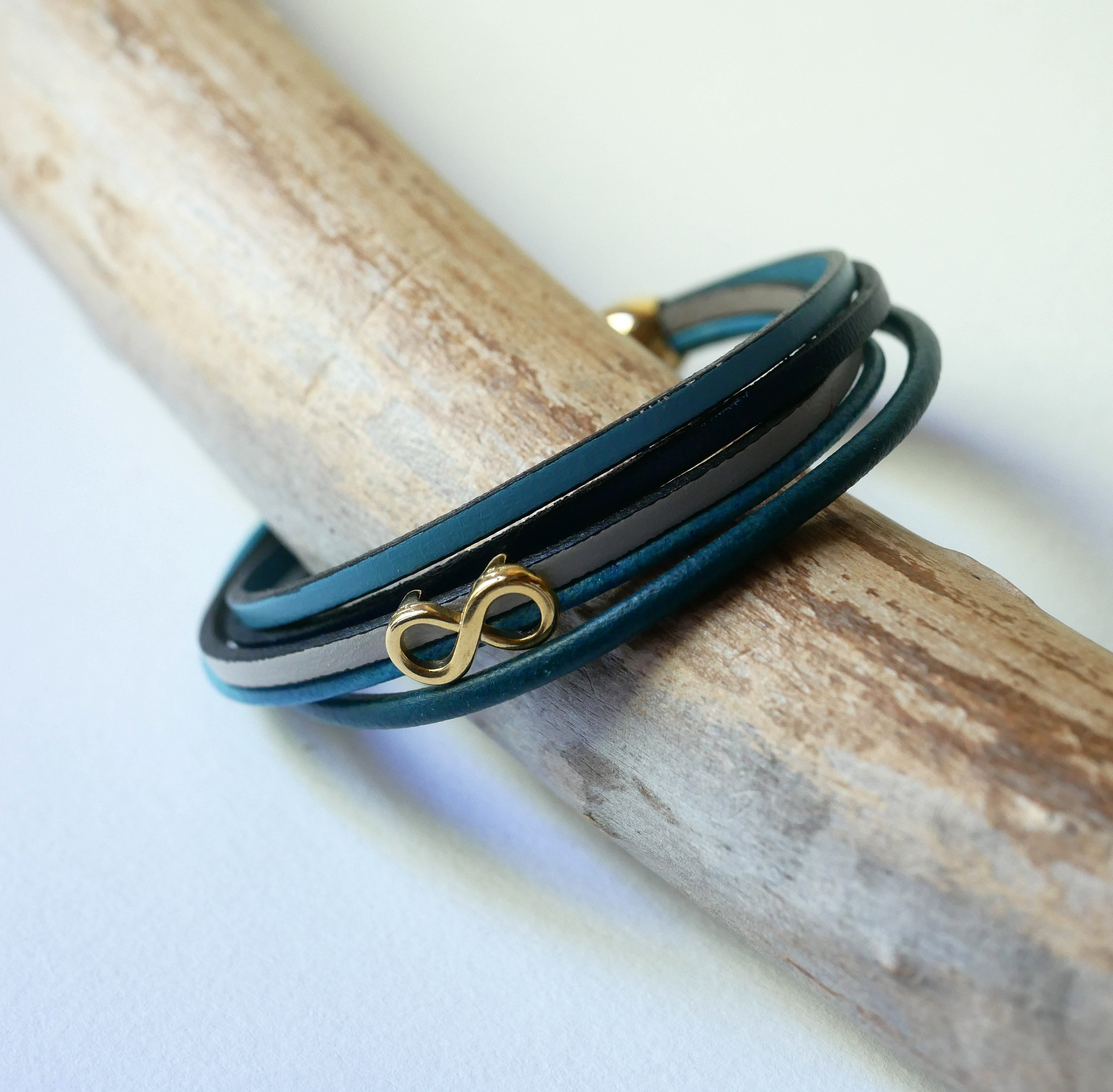 Multilink-armband van blauwkleurig leer met gouden infinity-motief