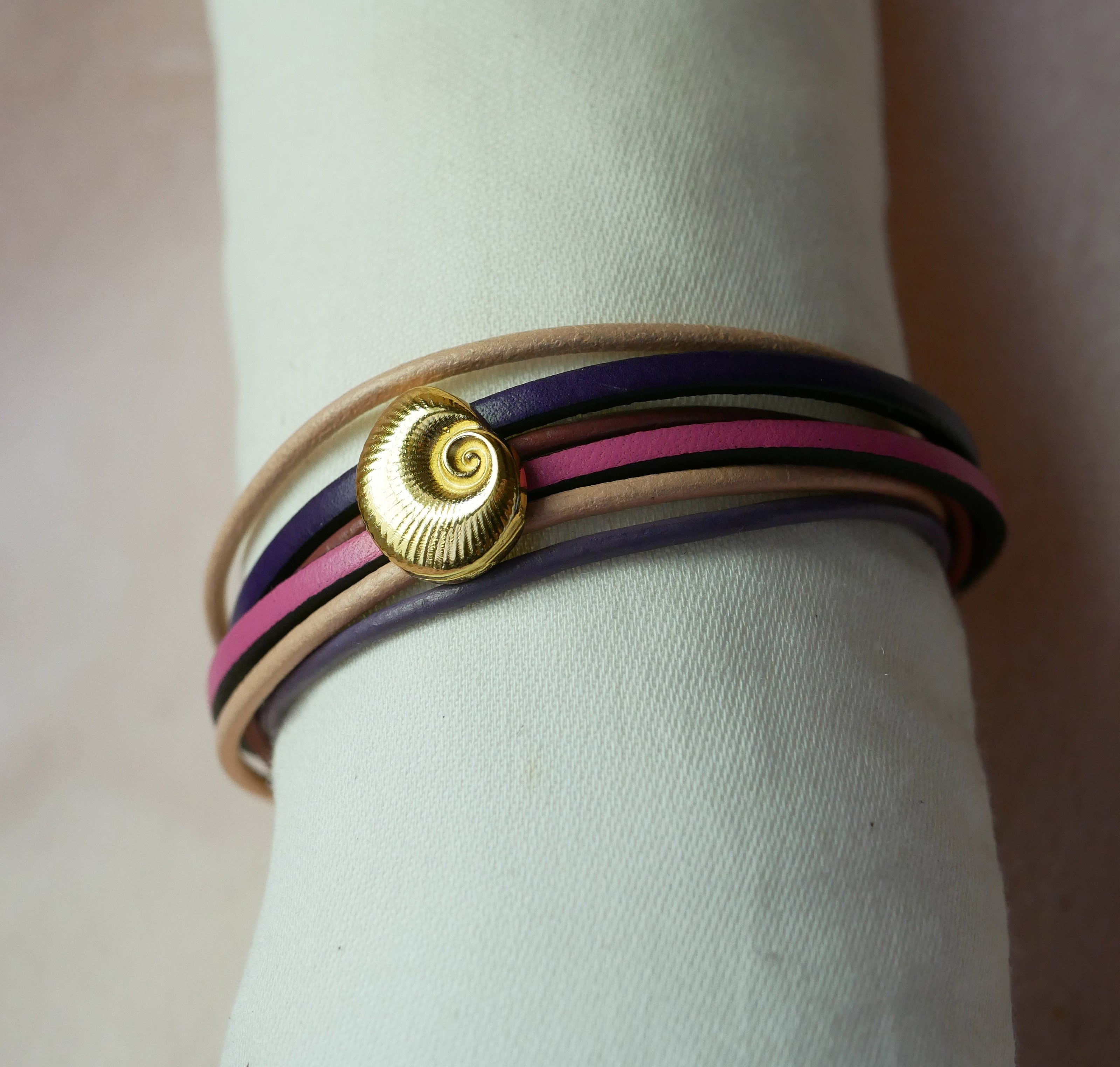 Multilink-armband van perzik- en mauveleer met goudkleurige schelpversiering