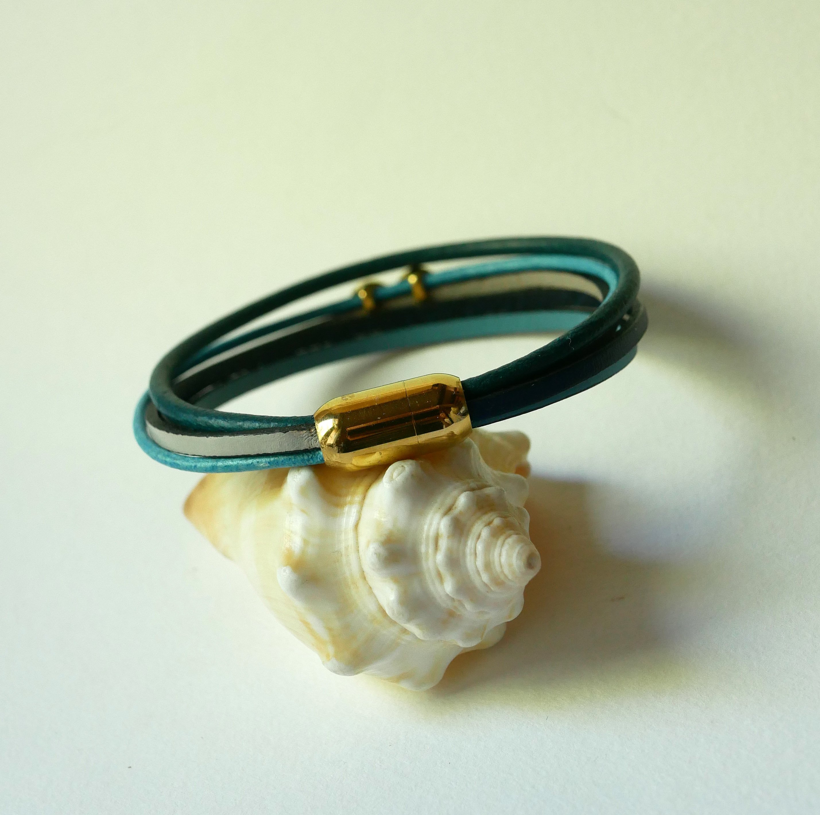 Multilink-armband van blauwkleurig leer met gouden infinity-motief