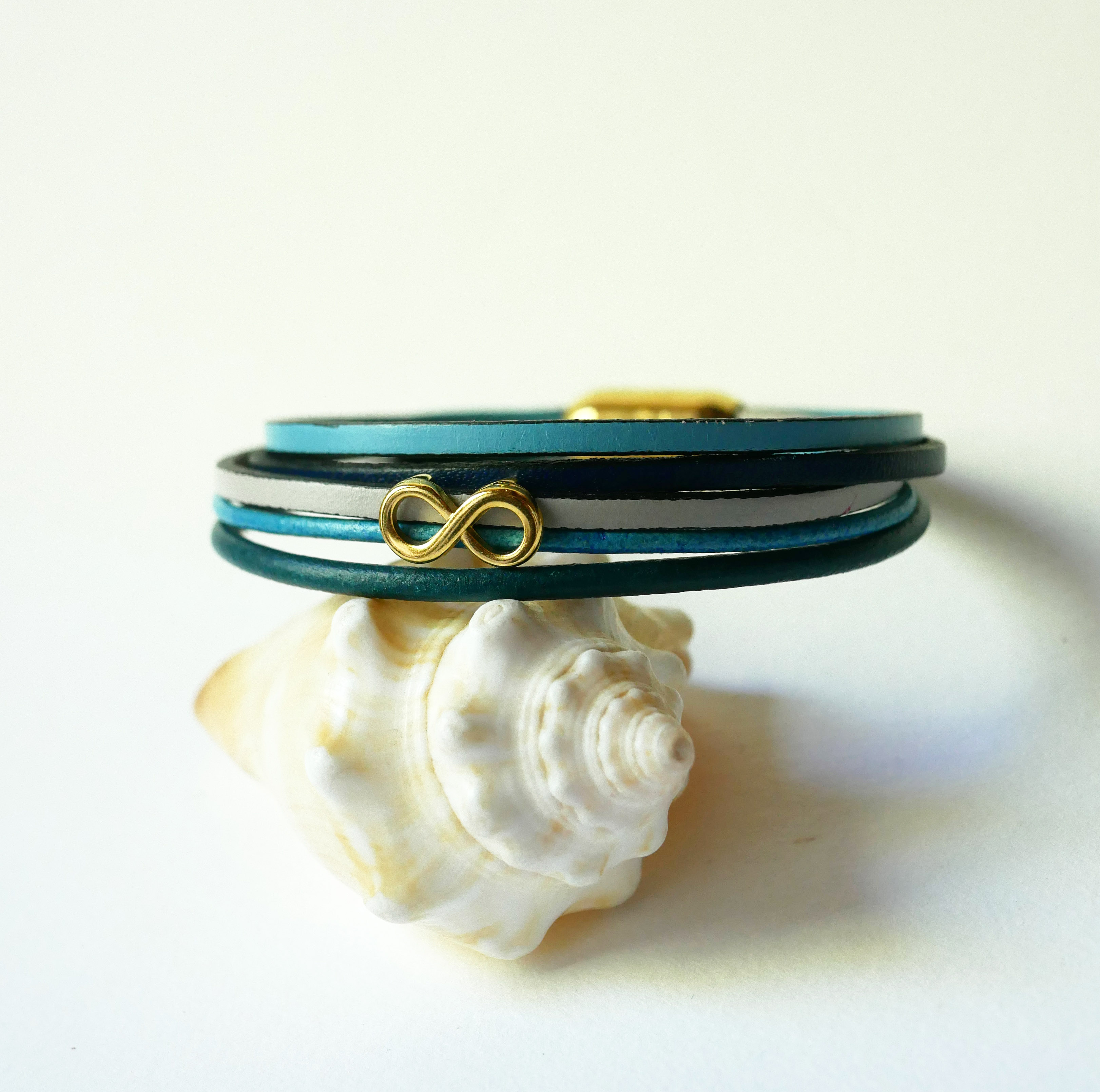Multilink-armband van blauwkleurig leer met gouden infinity-motief