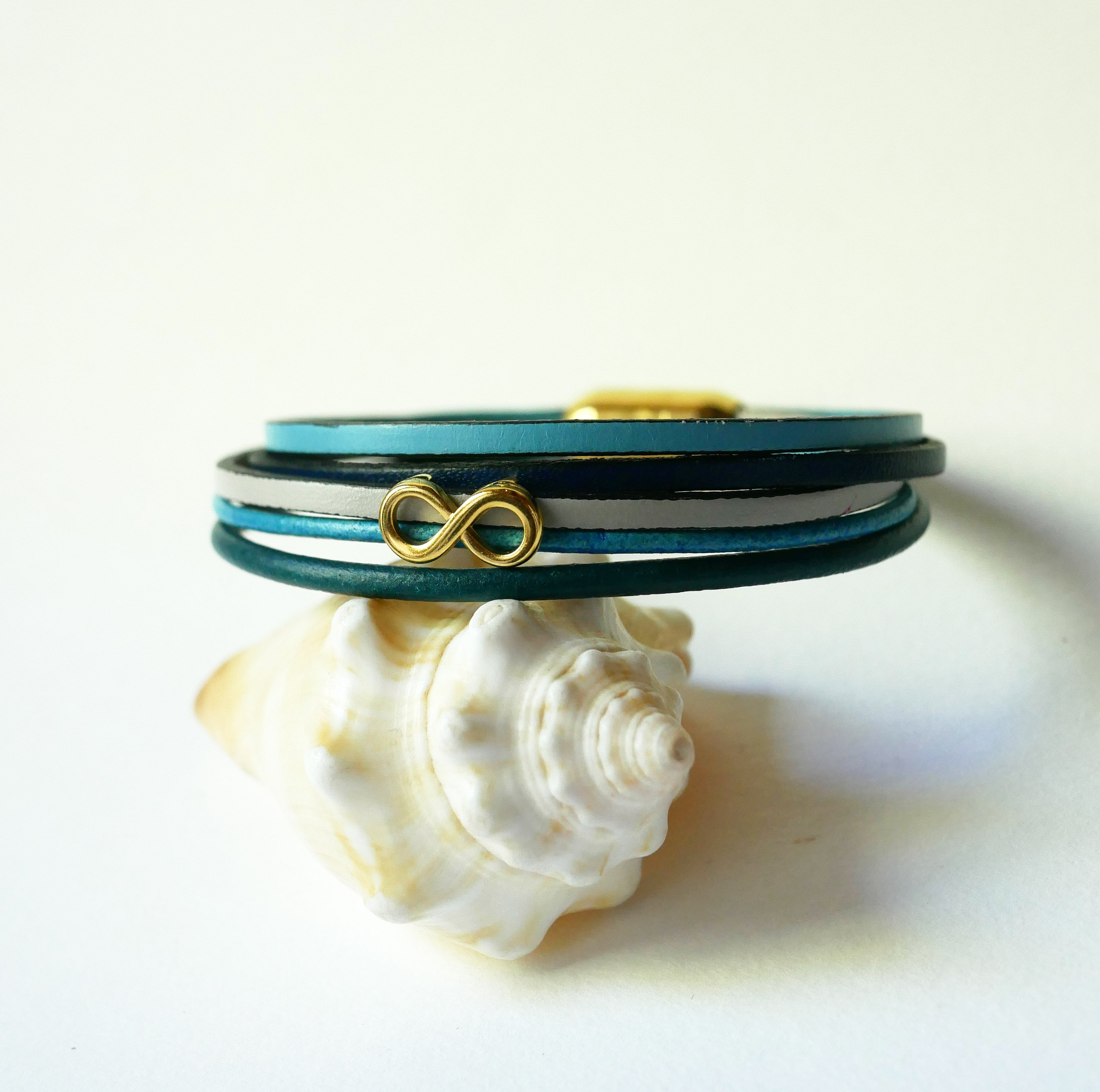 Multilink-armband van blauwkleurig leer met gouden infinity-motief
