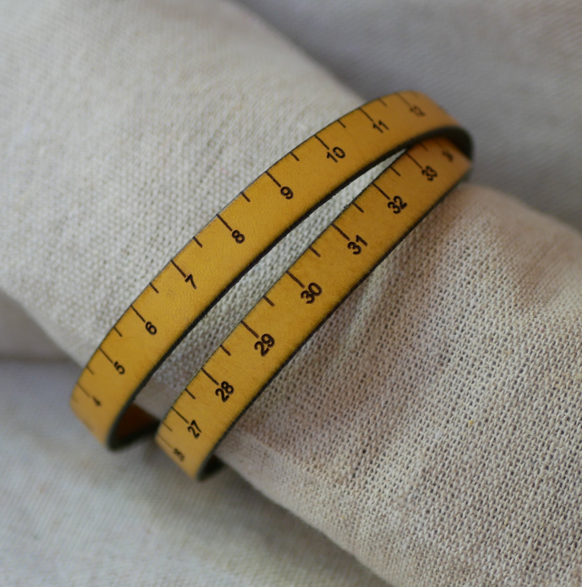 Aanpasbare gegraveerde armband met dubbel draaiend leren meetlint 