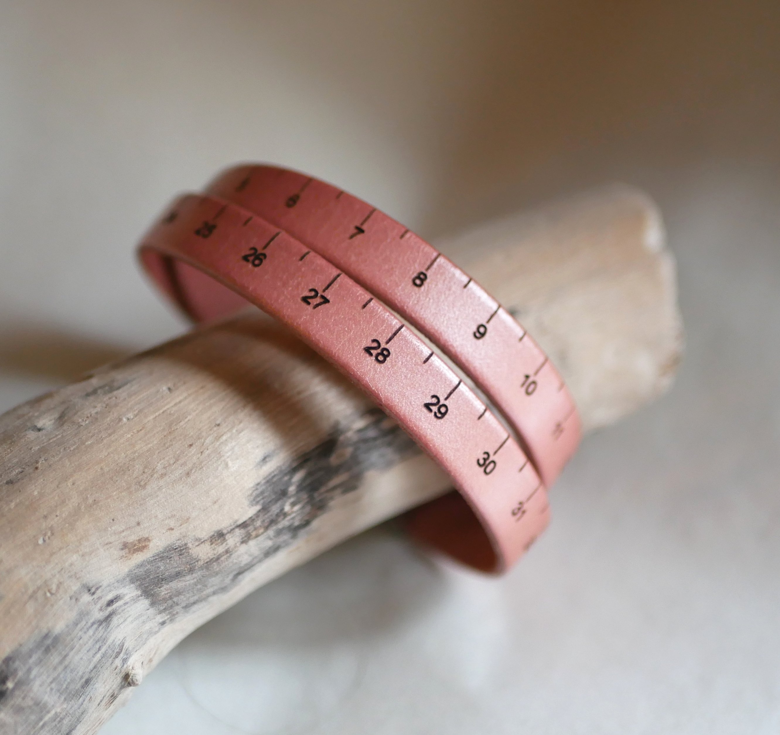 Aanpasbare gegraveerde armband met dubbel draaiend leren meetlint 