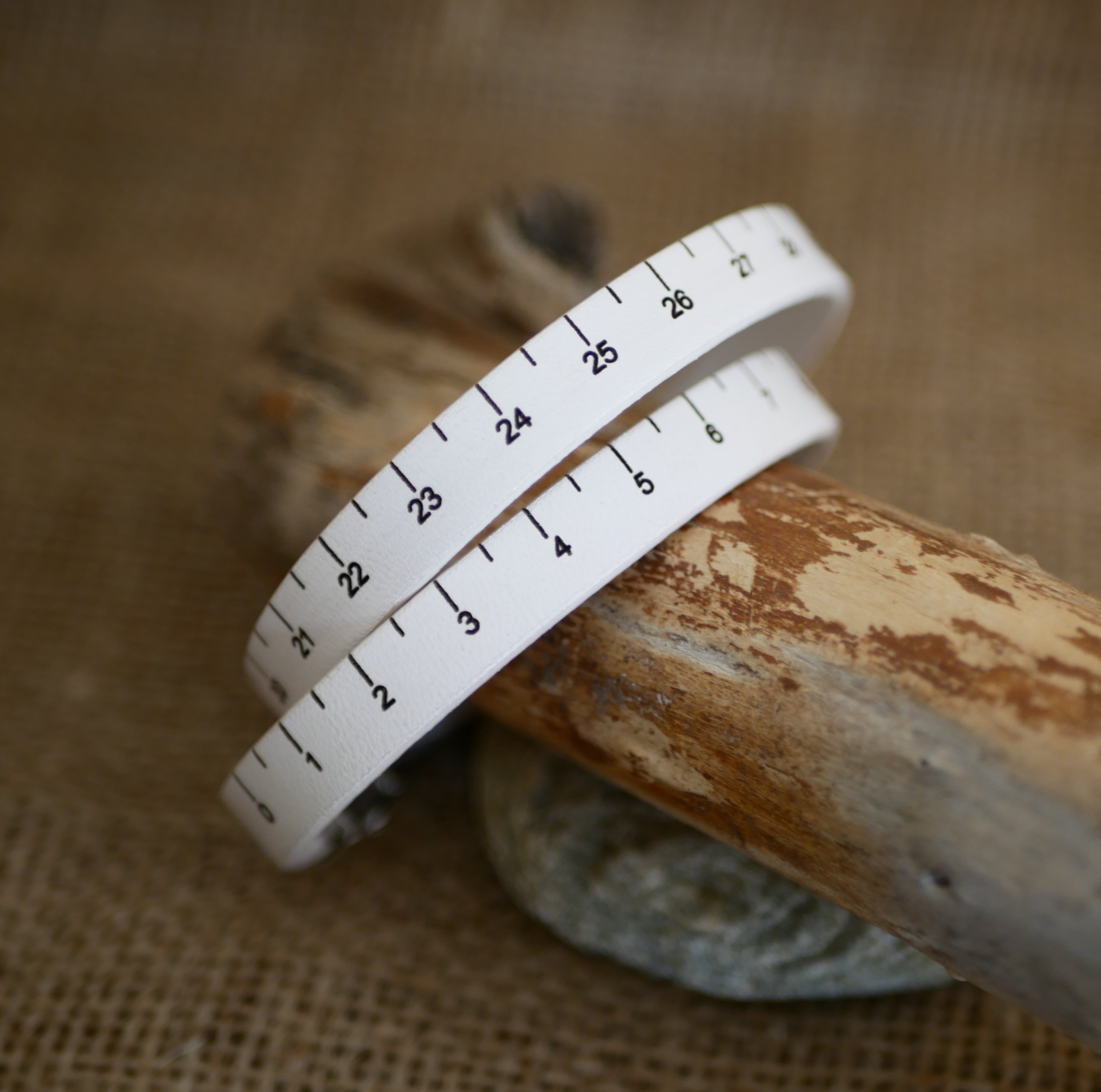 Aanpasbare gegraveerde armband met dubbel draaiend leren meetlint 