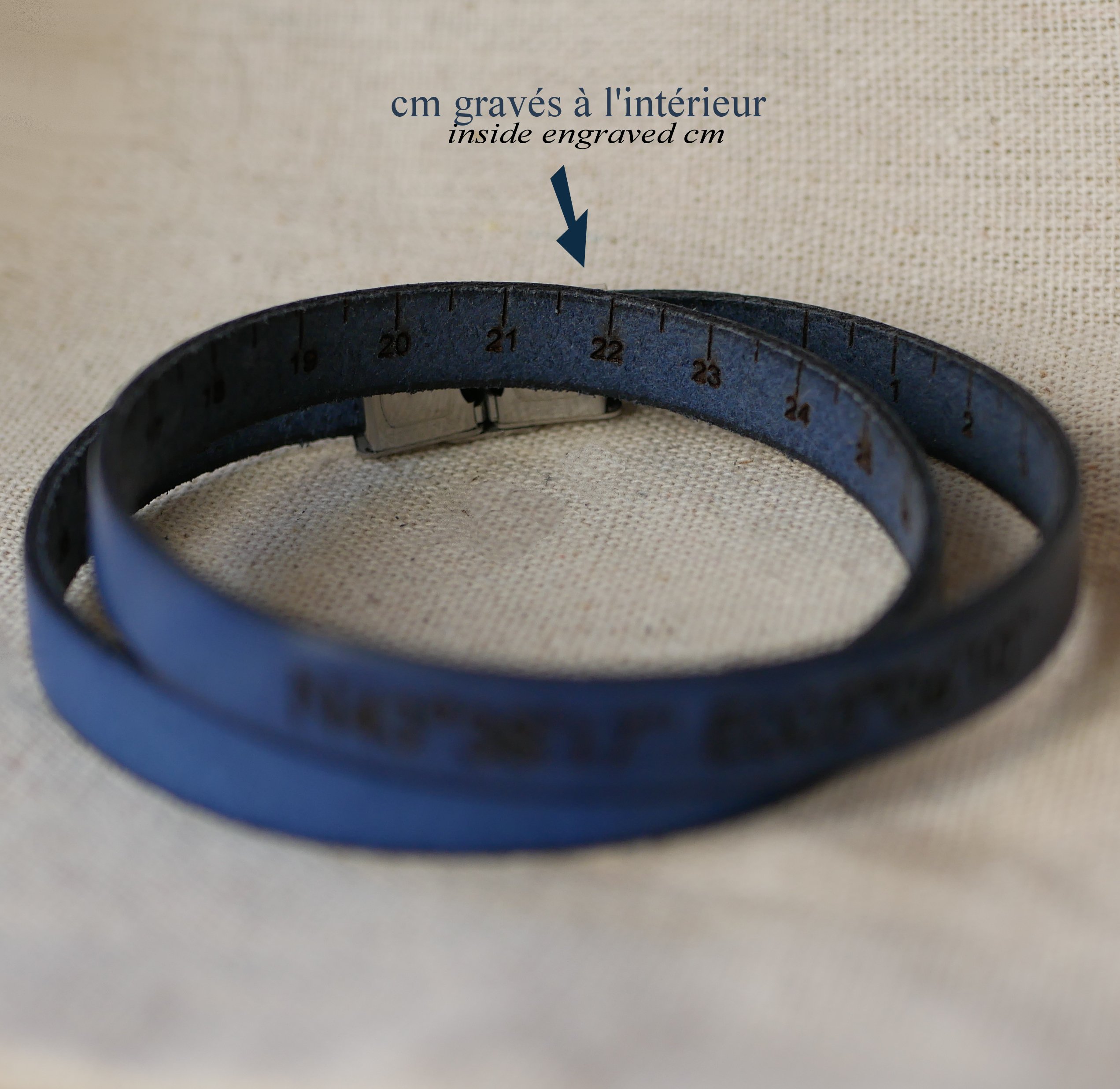 Aanpasbare gegraveerde armband met dubbel draaiend leren meetlint 
