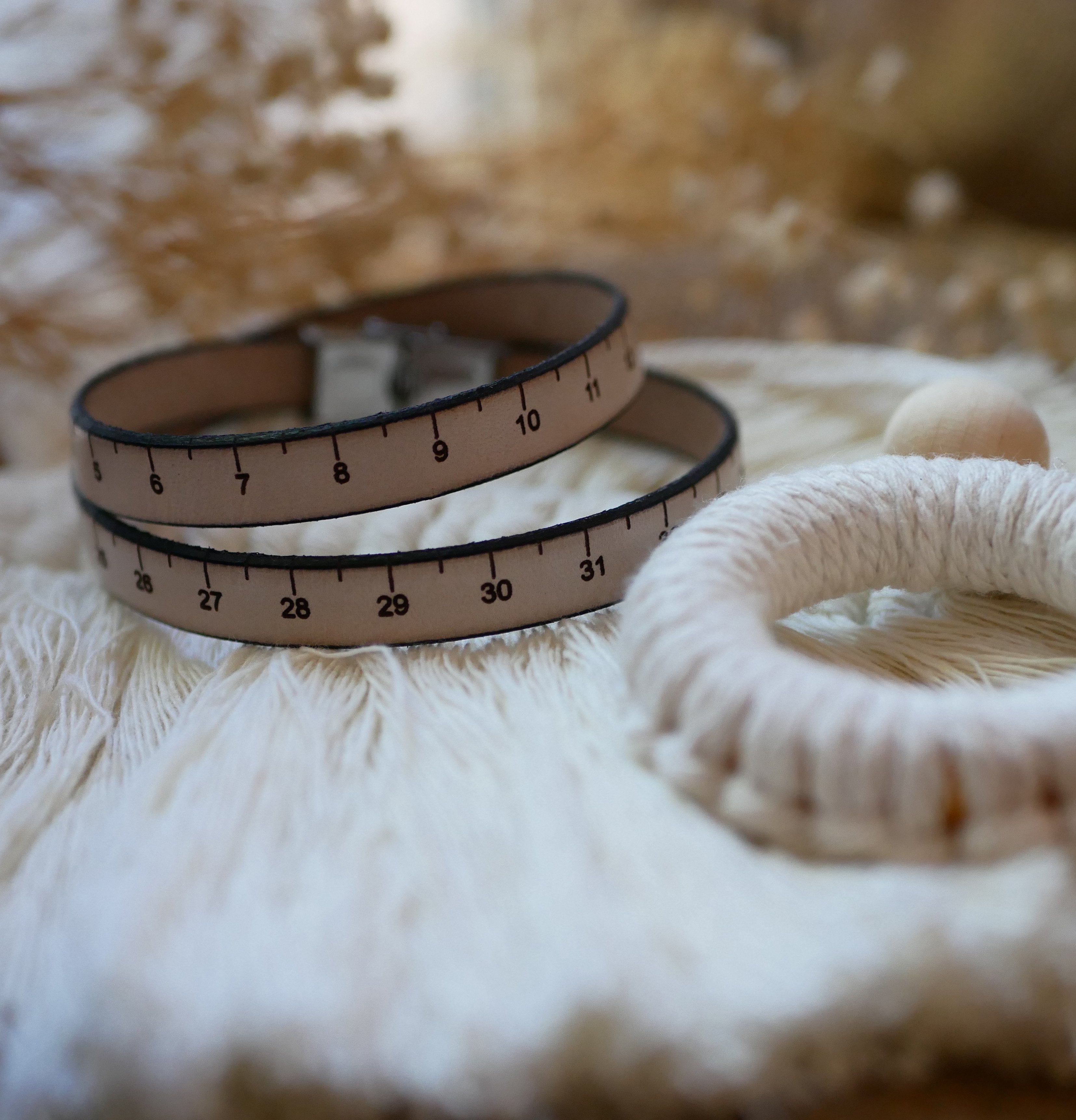 Aanpasbare gegraveerde armband met dubbel draaiend leren meetlint 