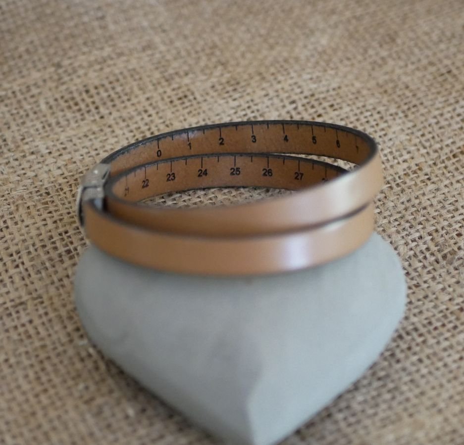 Aanpasbare gegraveerde armband met dubbel draaiend leren meetlint 
