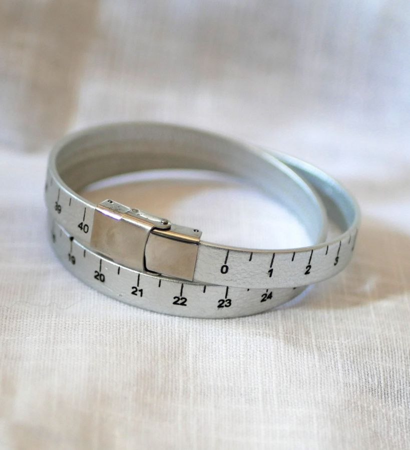 Aanpasbare gegraveerde armband met dubbel draaiend leren meetlint 