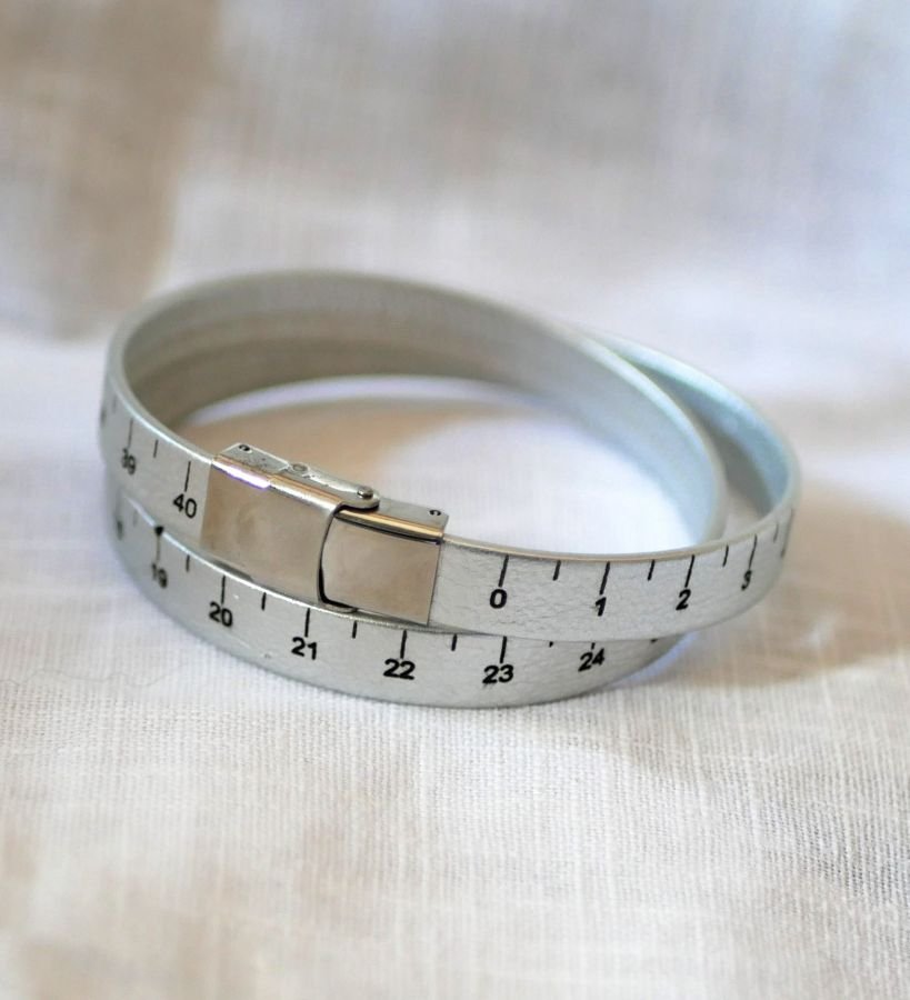 Aanpasbare gegraveerde armband met dubbel draaiend leren meetlint 