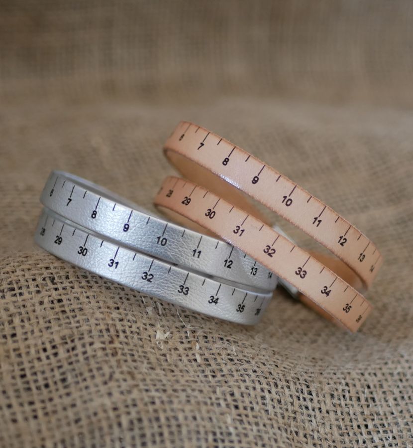 Aanpasbare gegraveerde armband met dubbel draaiend leren meetlint 