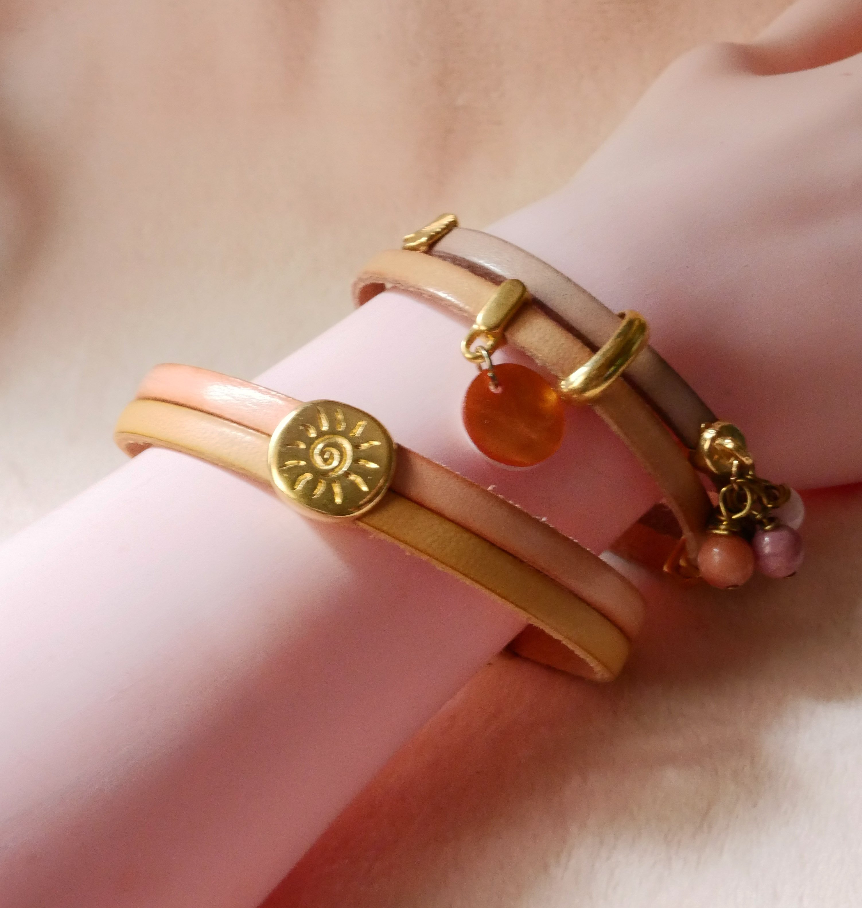 Soleil gouden armband op een duo van leer om te personaliseren en graveren