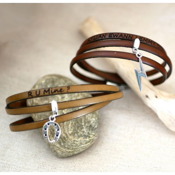 Armband met een 3-draads lederen hanger, personaliseerbaar door gravure