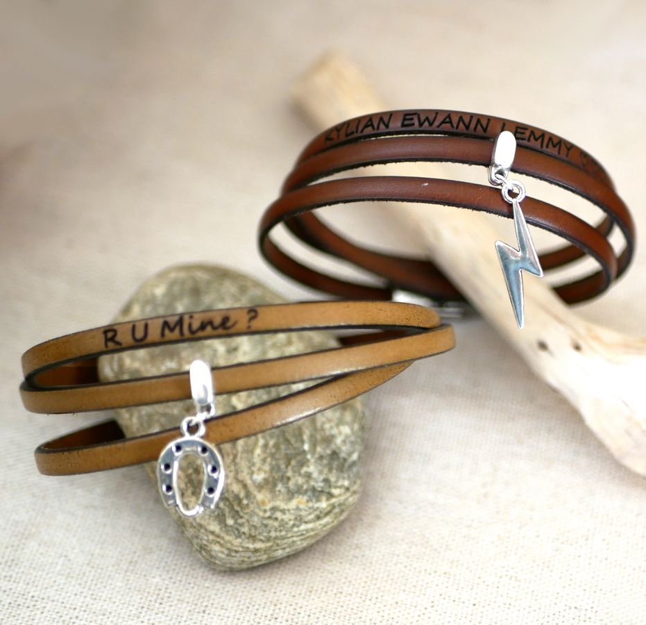 Armband met een 3-draads lederen hanger, personaliseerbaar door gravure