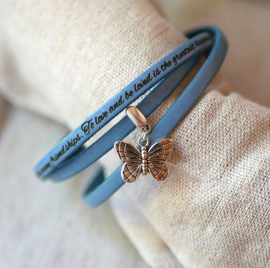 Armband met een 3-draads lederen hanger, personaliseerbaar door gravure