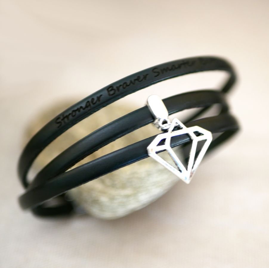 Armband met een 3-draads lederen hanger, personaliseerbaar door gravure