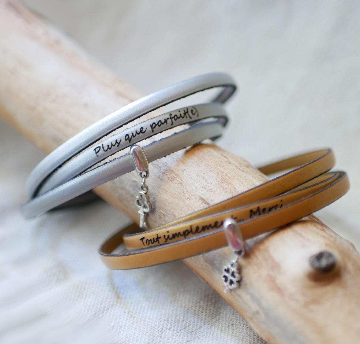 Armband met een 3-draads lederen hanger, personaliseerbaar door gravure