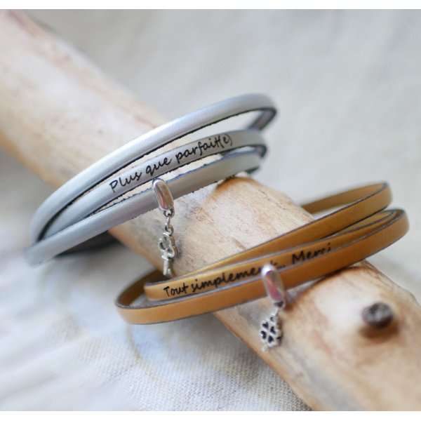 Armband met een 3-draads lederen hanger, personaliseerbaar door gravure