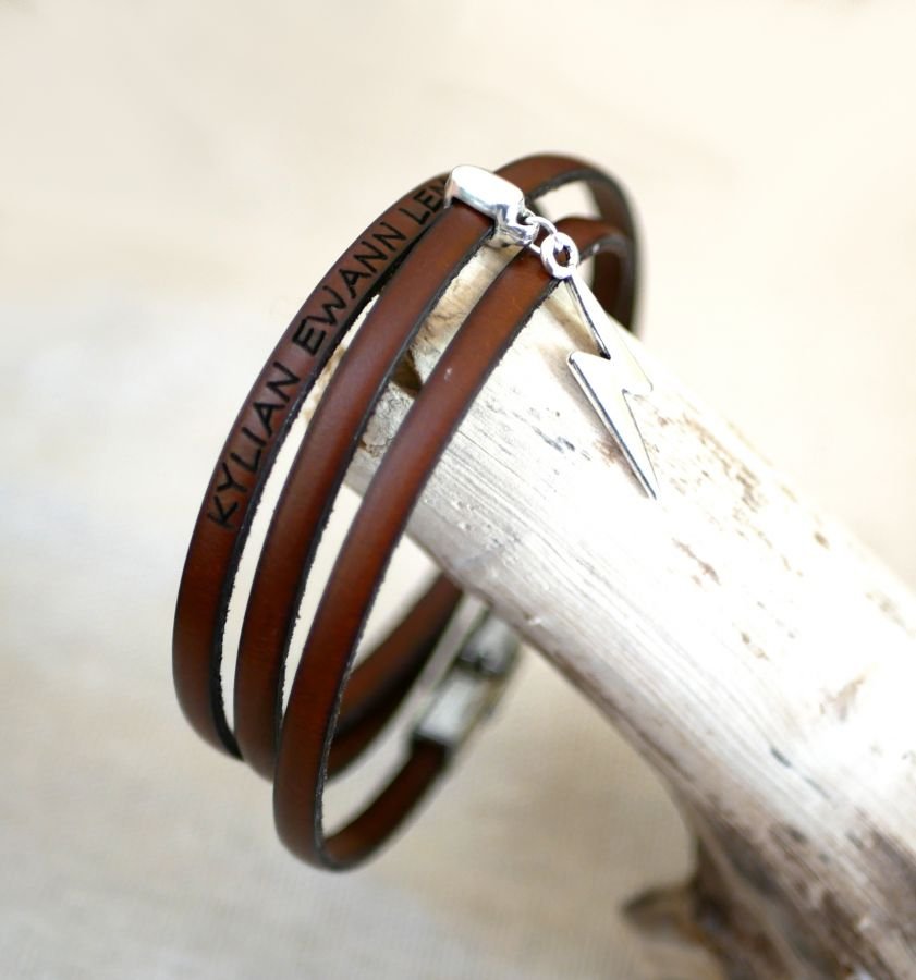 Armband met een 3-draads lederen hanger, personaliseerbaar door gravure